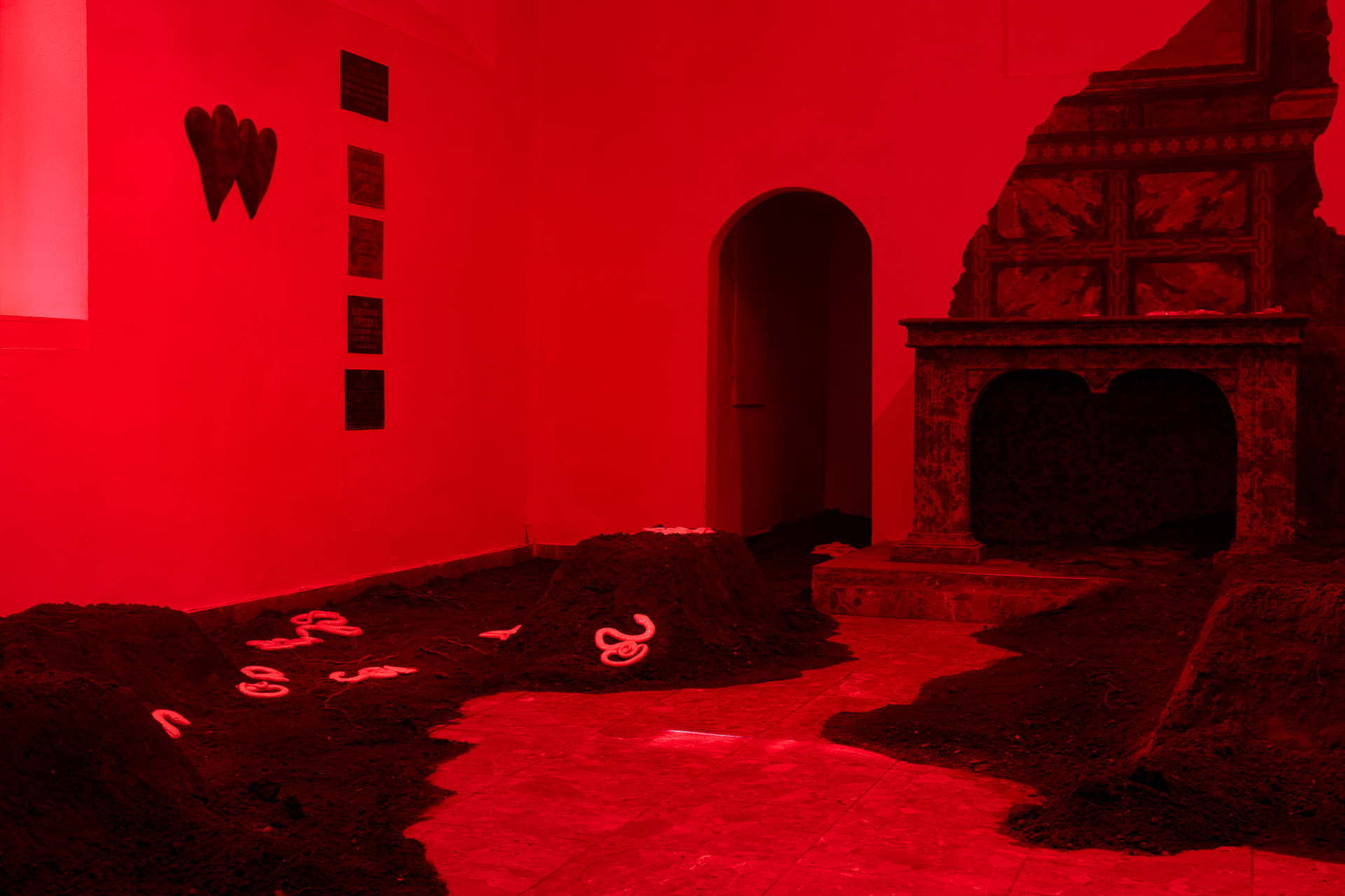 Aleksandra Liput, “Foul Air”, 2022, installation, ceramics, earth, metal