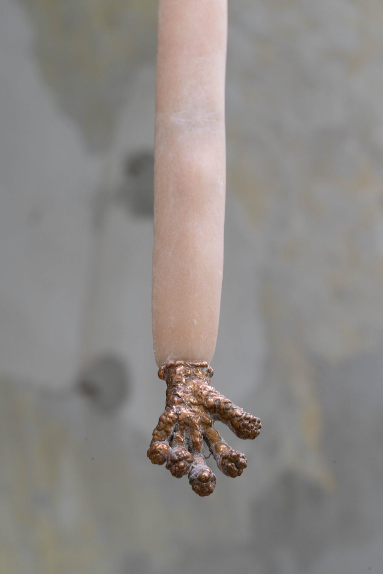 Untitled, marmo rosa di portogallo, rame, 165 x 5 x 5 cm, 2022