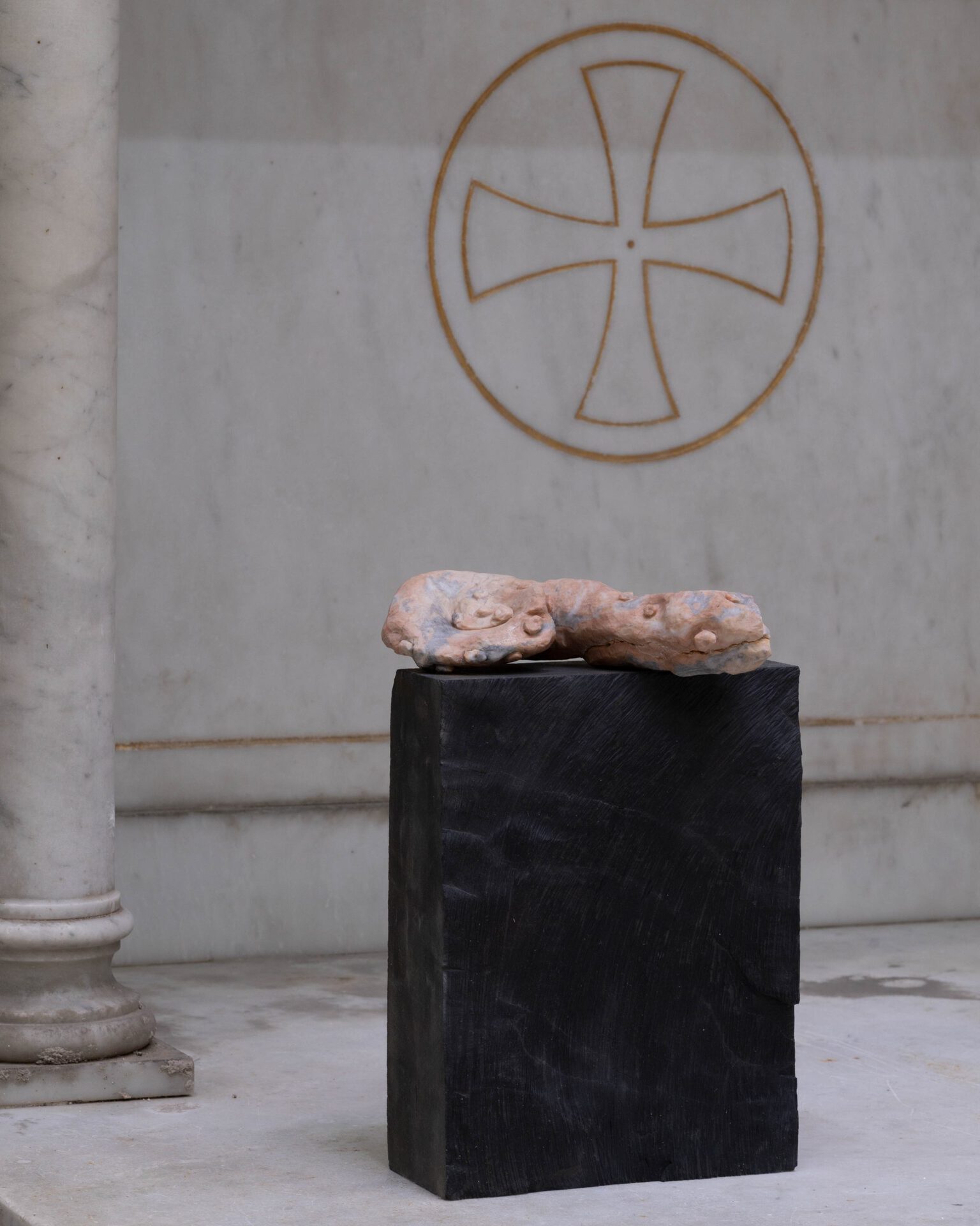 Untitled, marmo rosso francese, lavagna, 32 x 21 x 16 cm, 2022