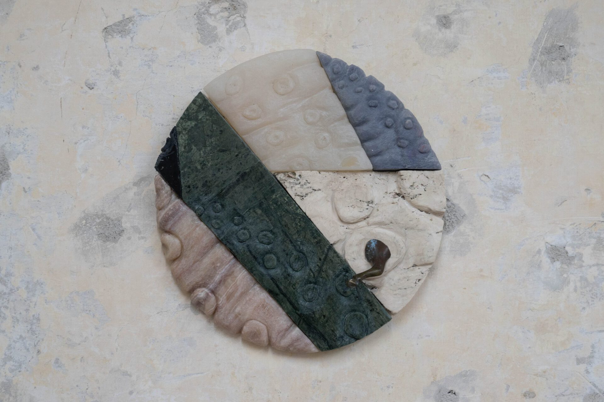 Untitled, travertino, marmo verde guatemala, onice cappuccino, onice blu, onice malaga, bronzo, 28 x 28 x 5 cm, 2022