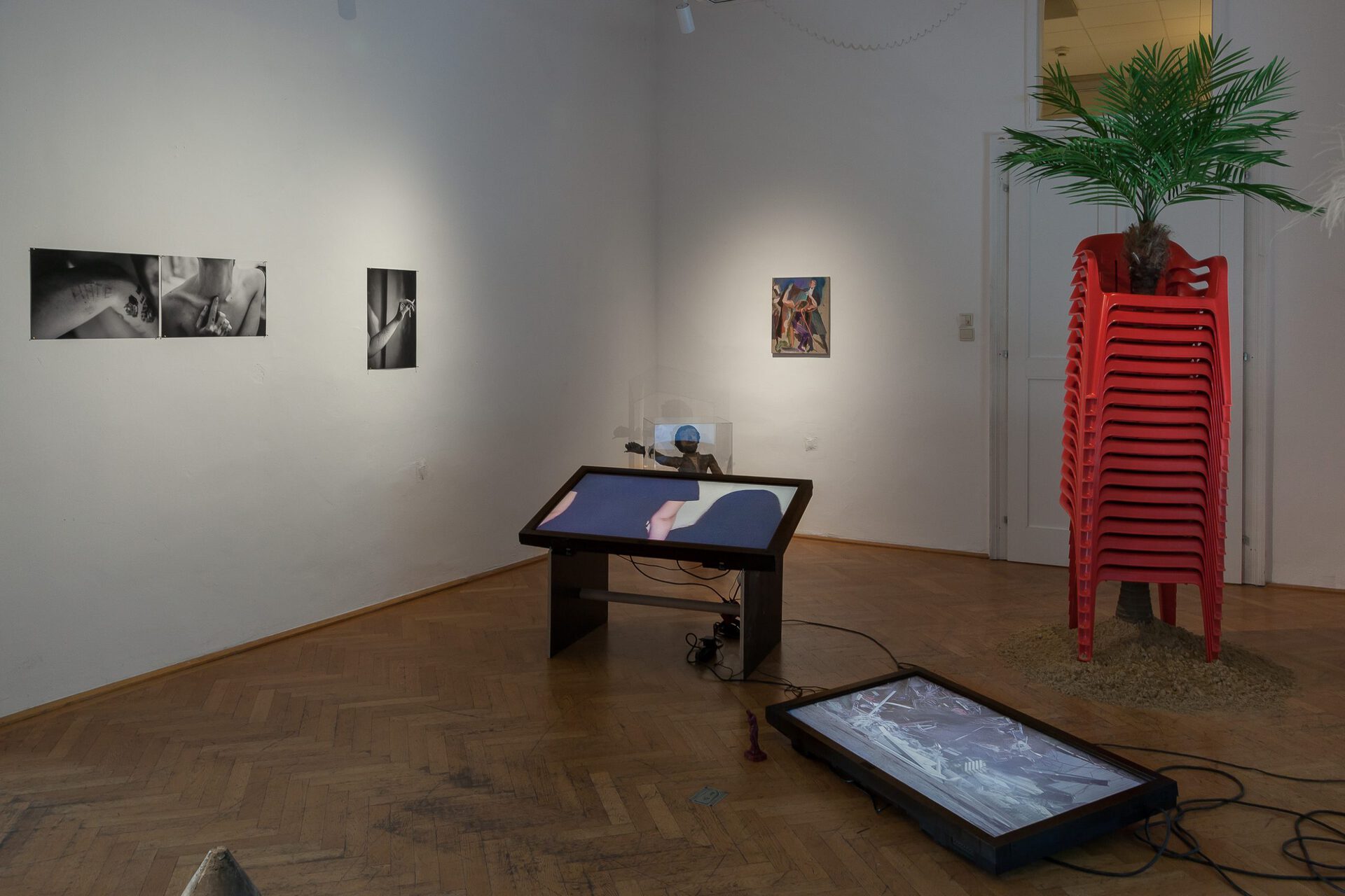 Exhibition view. From left to right: Cansu Yıldıran, Öykü (2019), Cansu Yıldıran, yüksekdozsonrasıkalır (2019), Cansu Yıldıran, Scars of Eylül (2019), Zeynep Kayan, from the series of one one two, one two three: chair (2021), Natalia Gurova, In and Out (2022), Nazım Ünal Yılmaz, Nose as a cane (2019), Nihat Karataşlı, A Home to Dream of (2017), Carlos Vergara, Untitled (Caribbean Dreams) (2020/21).