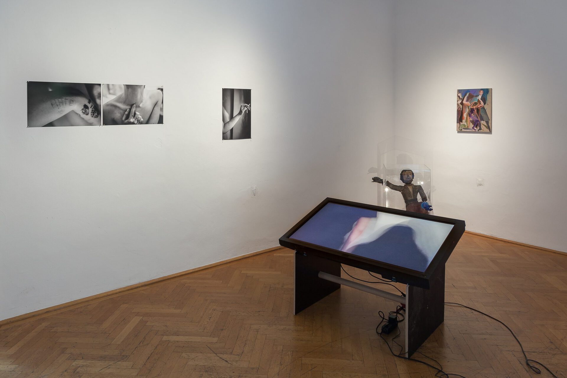 Exhibition view. From left to right: Cansu Yıldıran, Öykü (2019), Cansu Yıldıran, yüksekdozsonrasıkalır (2019), Cansu Yıldıran, Scars of Eylül (2019), Zeynep Kayan, from the series of one one two, one two three: chair (2021), Natalia Gurova, In and Out (2022), Nazım Ünal Yılmaz, Nose as a cane (2019).
