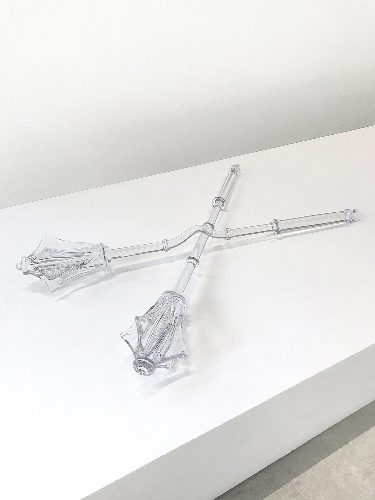 Floryan Varennes, Ensemble Amour Toujours, 2018-2022 medieval glass weapons, 120 x 120 cm.