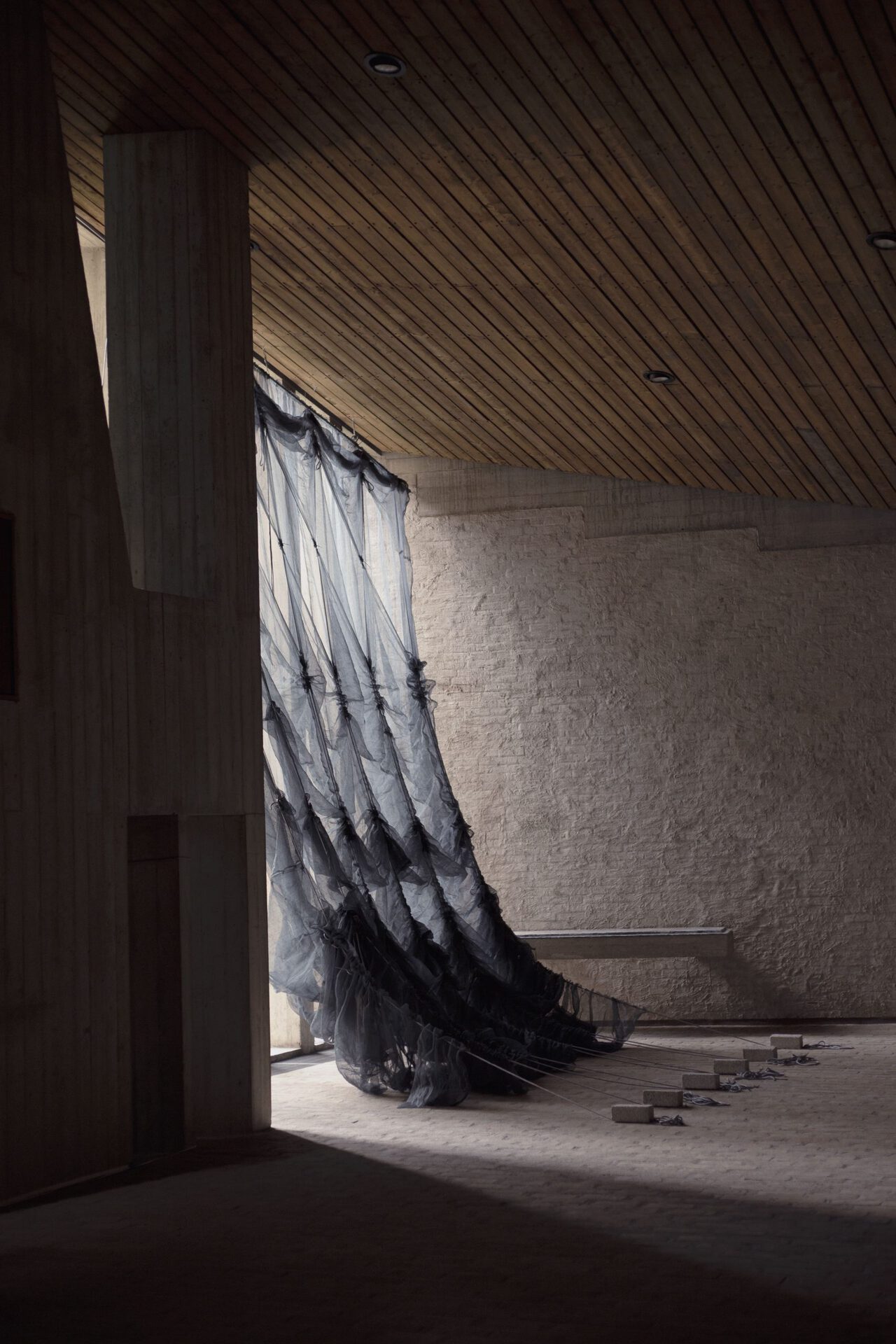 iida-simon, darsha golova, scaffolding fabric, rope, 2022, 10mx4m