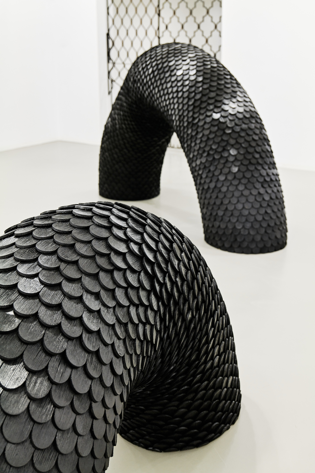 Luka Jana Berchtold, untitled creep, 2022, Spruce shingles painted, 150 × 240 × 65 cm | 105 × 190 × 60 cm