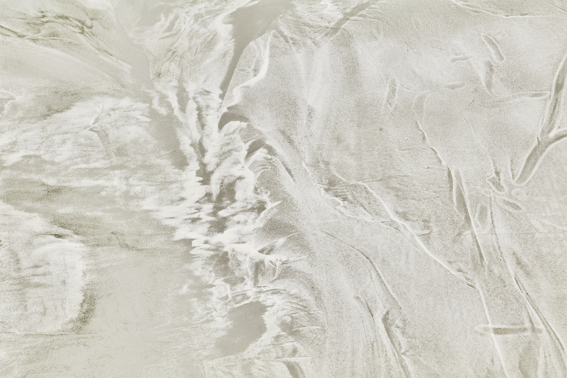 Luka Jana Berchtold, flat sand land, 2022, sand, pigment, variable dimensions (400 x 800 cm)