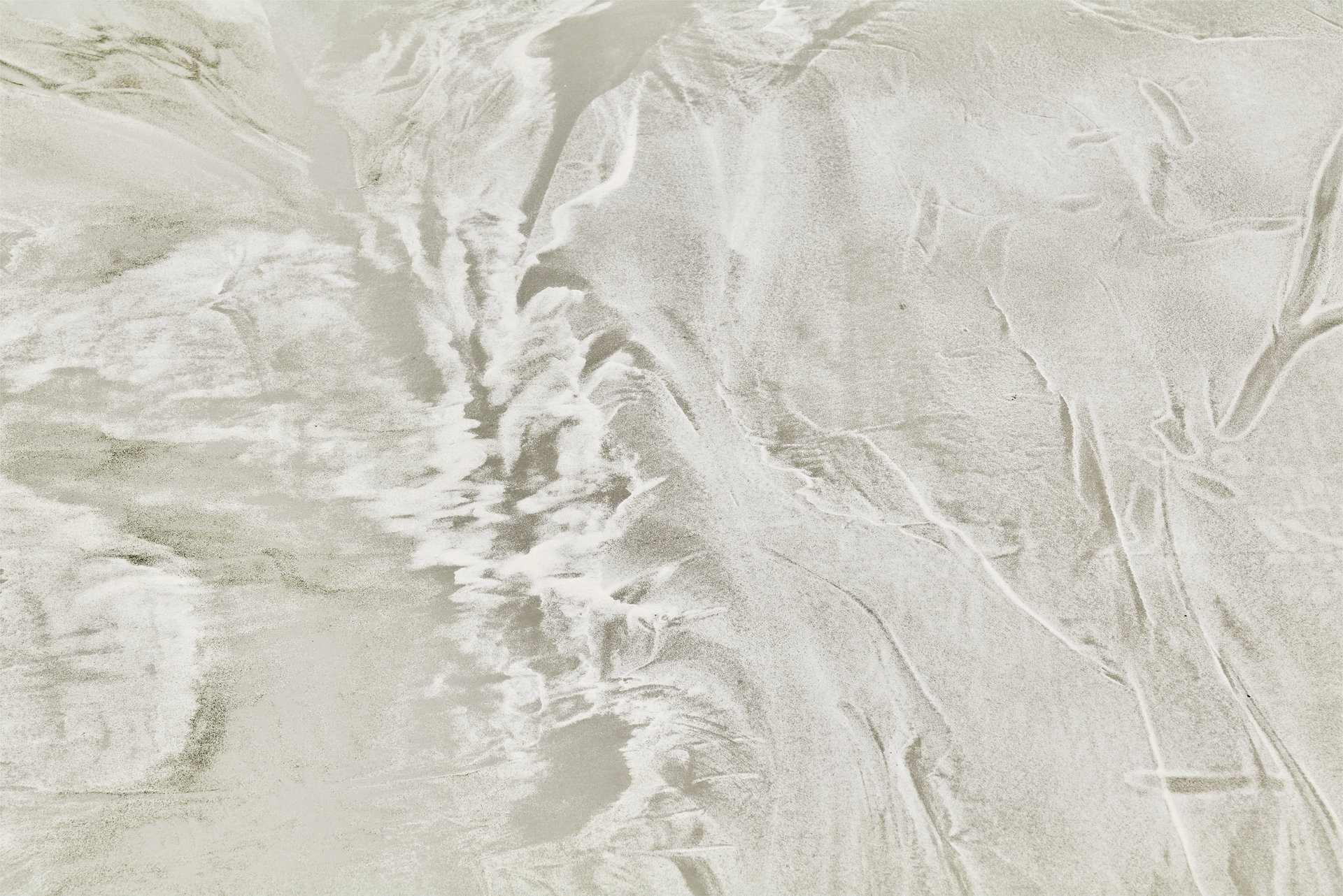 Luka Jana Berchtold, flat sand land, 2022, sand, pigment, variable dimensions (400 x 800 cm)