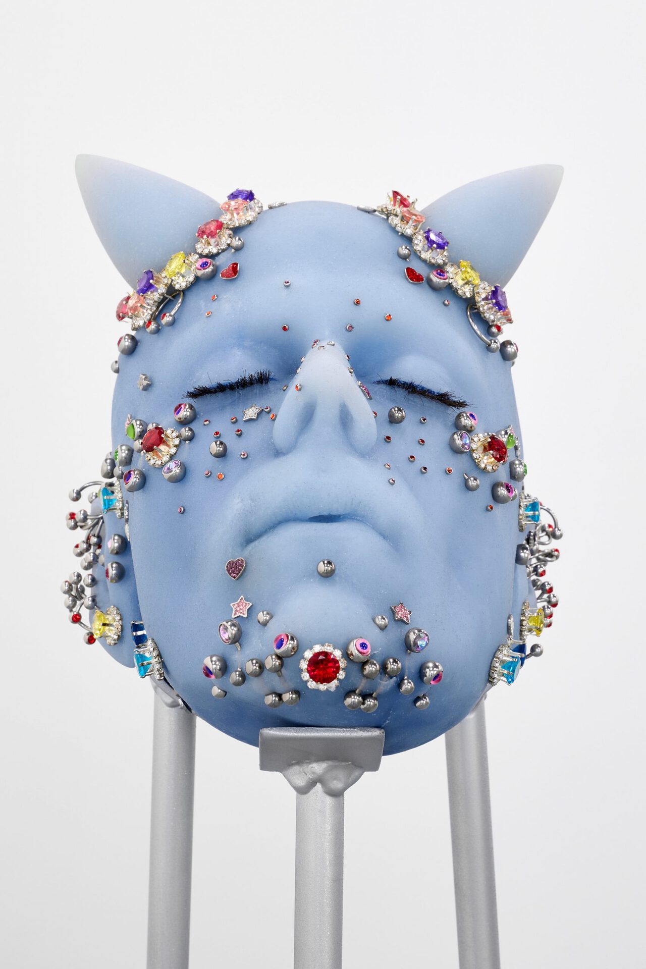 Stef Van Looveren, BETWEEN THE DEVIL AND THE DEEP BLUE SEA, 2020 pigment, silicone, steel, diamonds 53 x 23 x 53 cm (object)