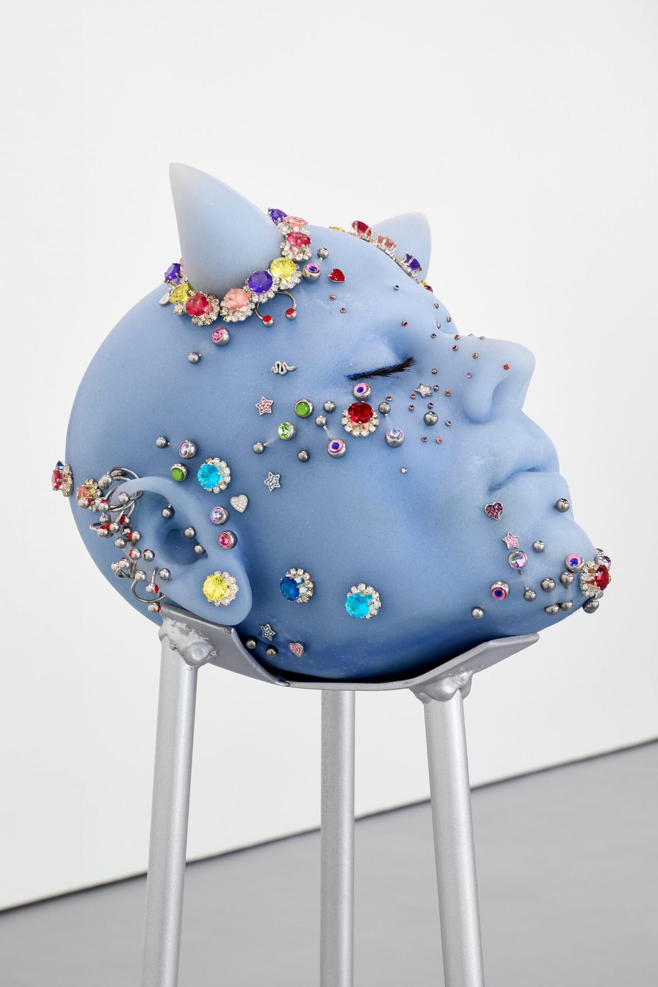 Stef Van Looveren, BETWEEN THE DEVIL AND THE DEEP BLUE SEA, 2020 pigment, silicone, steel, diamonds 53 x 23 x 53 cm (object)