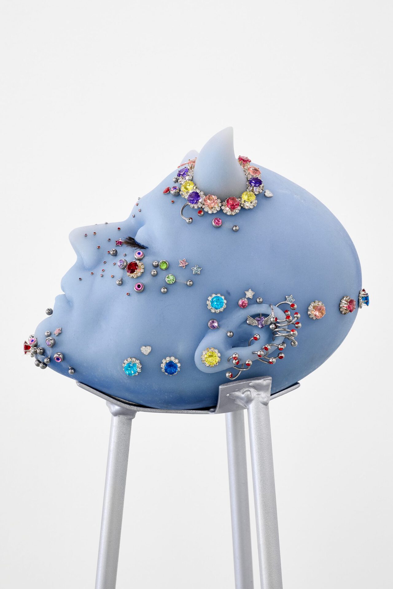 Stef Van Looveren, BETWEEN THE DEVIL AND THE DEEP BLUE SEA, 2020 pigment, silicone, steel, diamonds 53 x 23 x 53 cm (object)