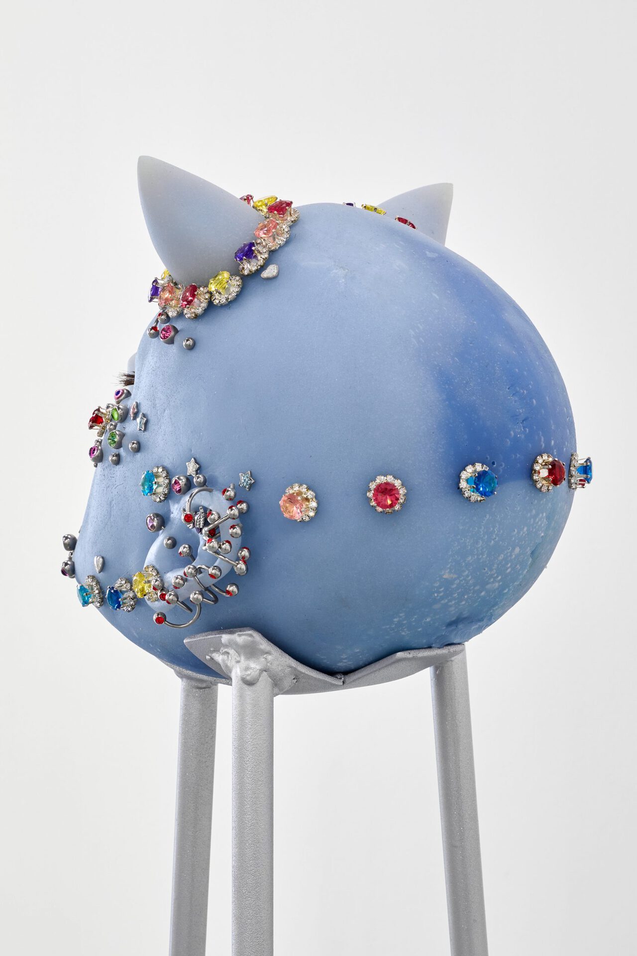 Stef Van Looveren, BETWEEN THE DEVIL AND THE DEEP BLUE SEA, 2020 pigment, silicone, steel, diamonds 53 x 23 x 53 cm (object)