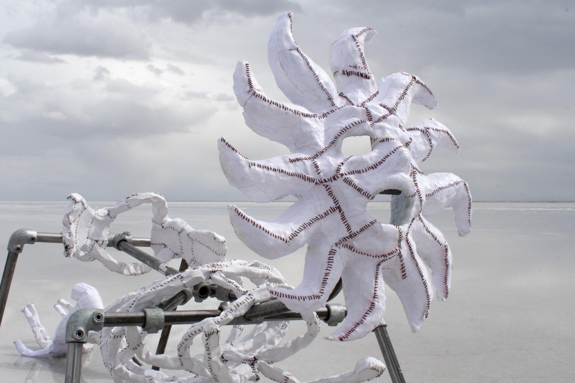 Erik Thörnqvist, The Sun, 2020, Steel, scaffolding fittings, linen, cotton, sugar 400cmx100cmx40cm, detail