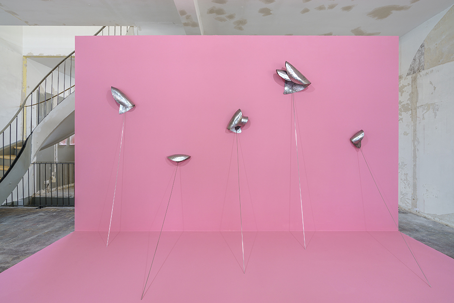 RED LIGHT REFLEX 2020-2022 / Philipp Pflug Contemporary, aluminium rod, handmade aluminium sheet, Vaseline, variable size max. 254 x 55 x 160 cm