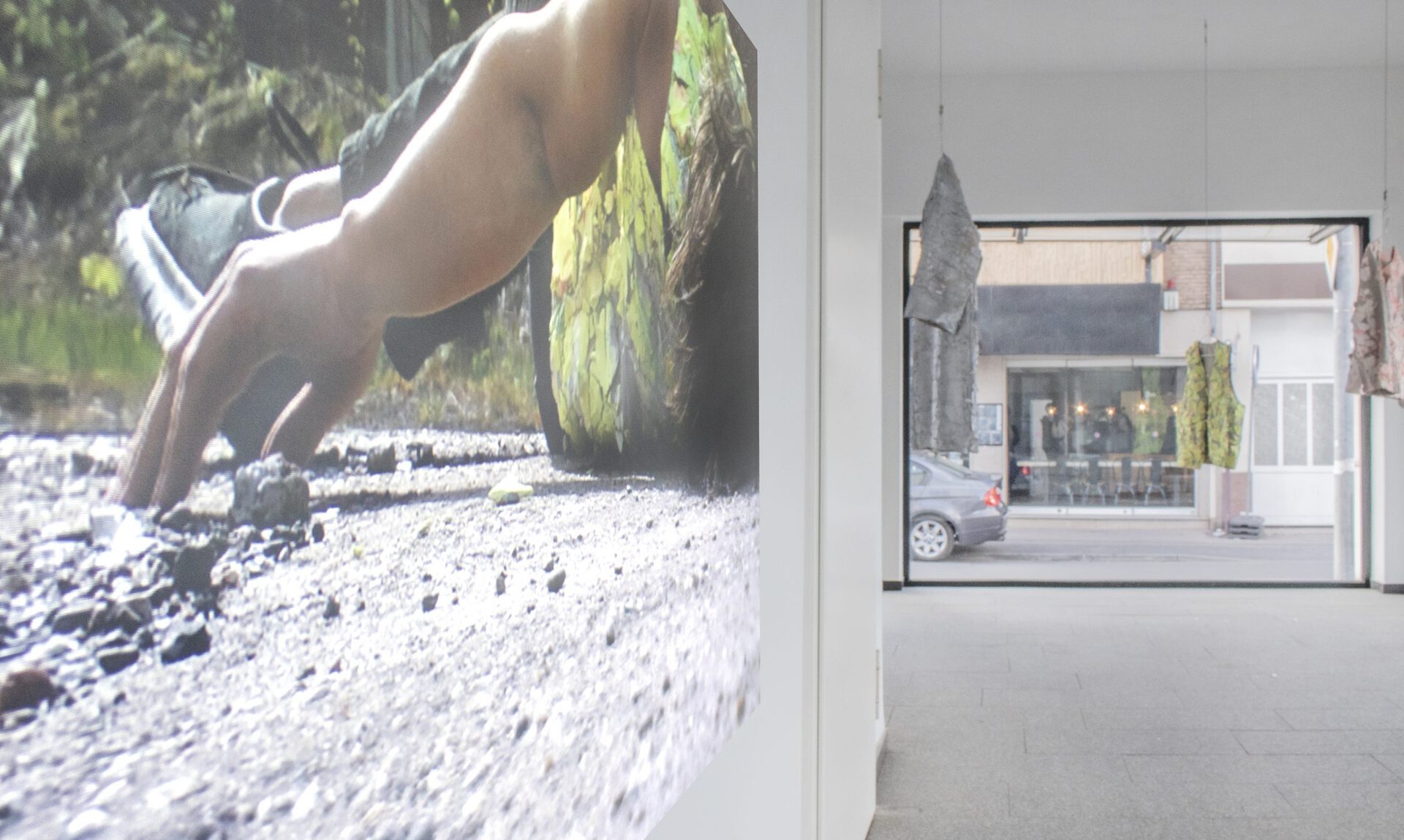 Nadjana Mohr mit Tanja Kodlin, Suit & Shells, 2022, Performance, Videoinstallation, variabel