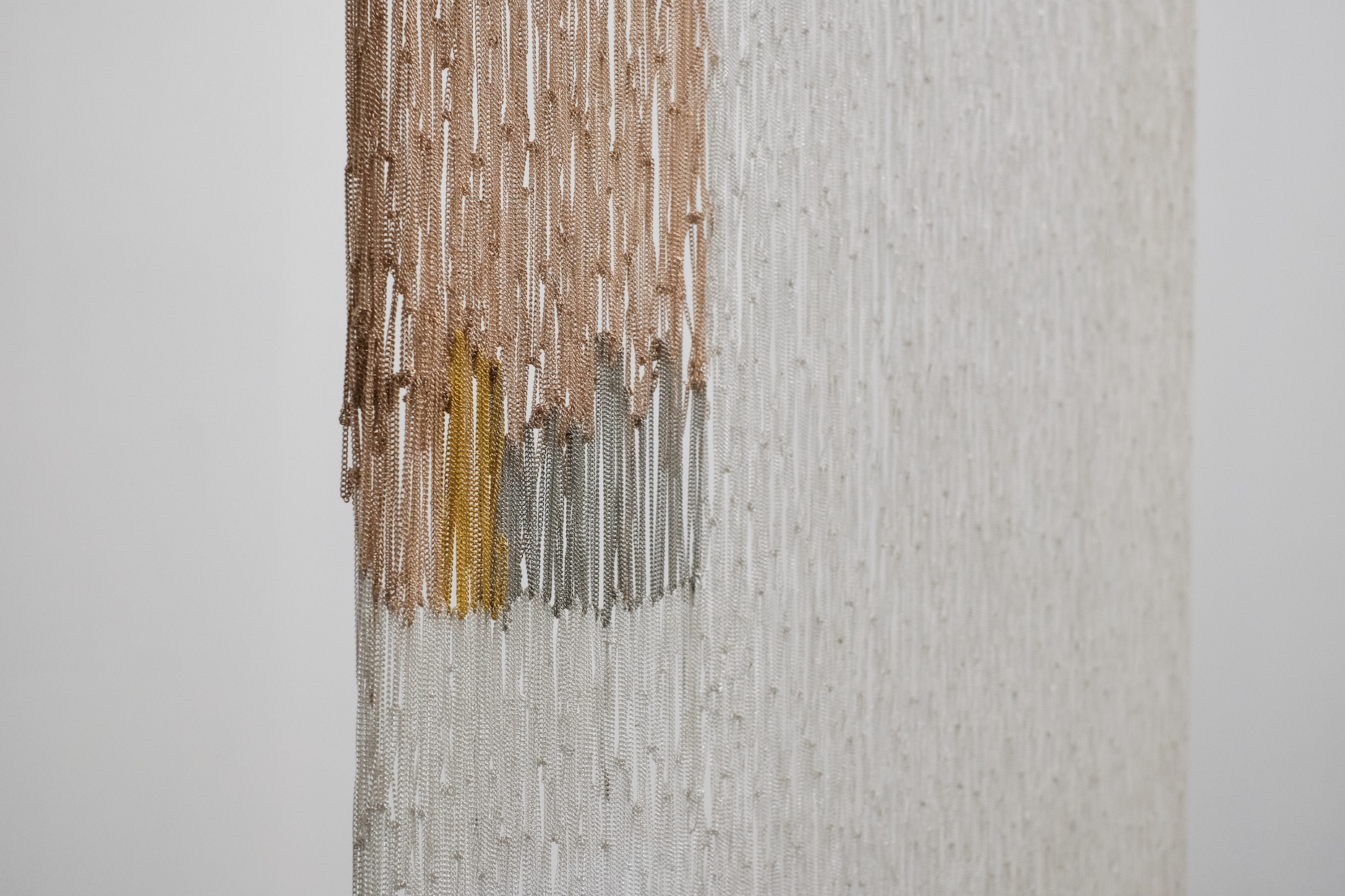 Maria Szakats, Maria Szakatz, “Untitled I”, 2022. Metal chains, 240 x 100 cm. Courtesy Rinomina and the Artist. Photo: Marcus Heim.