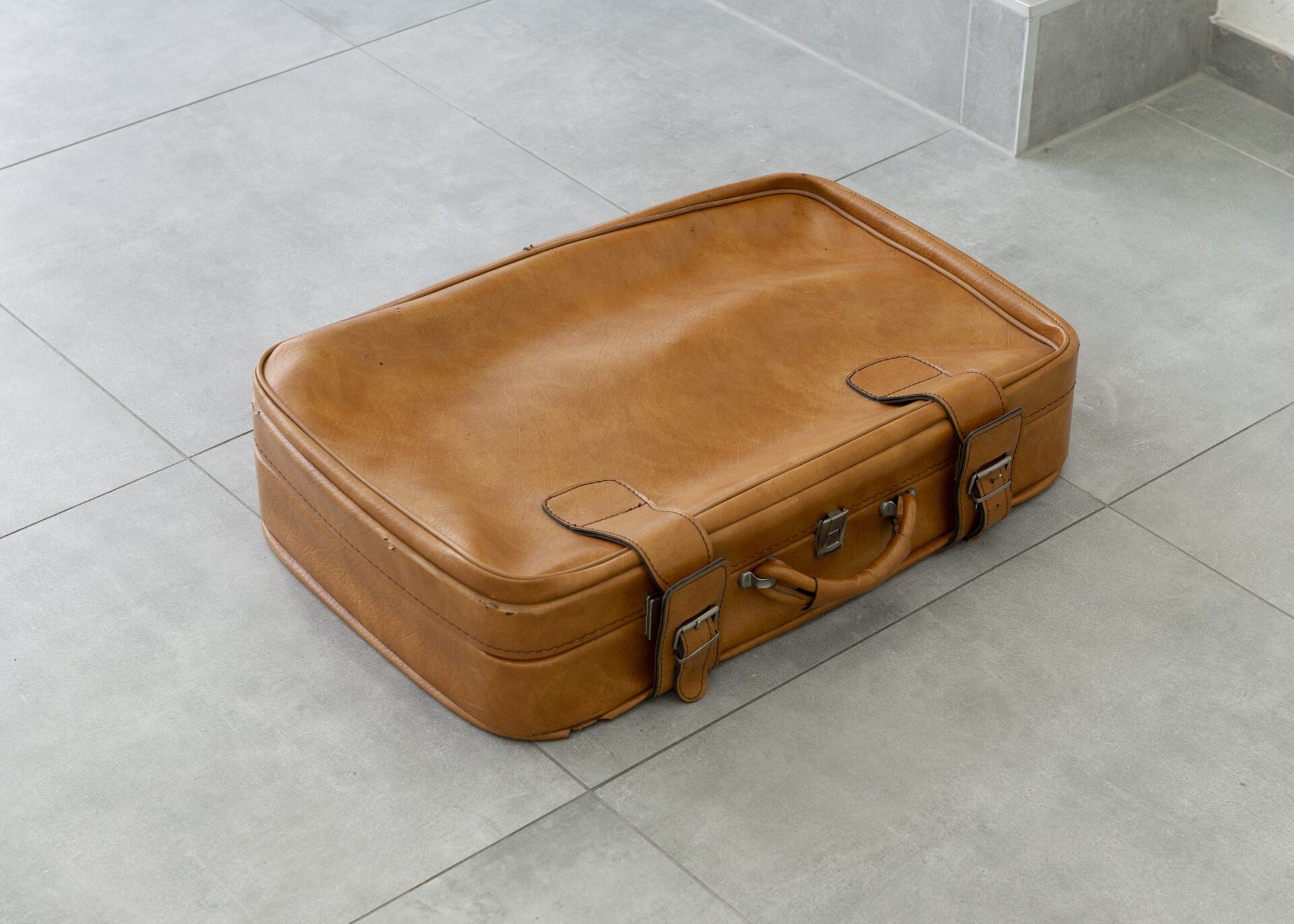 Grégoire-Cesare Marcel, Valise et moteur, 2021 suitcase and motor