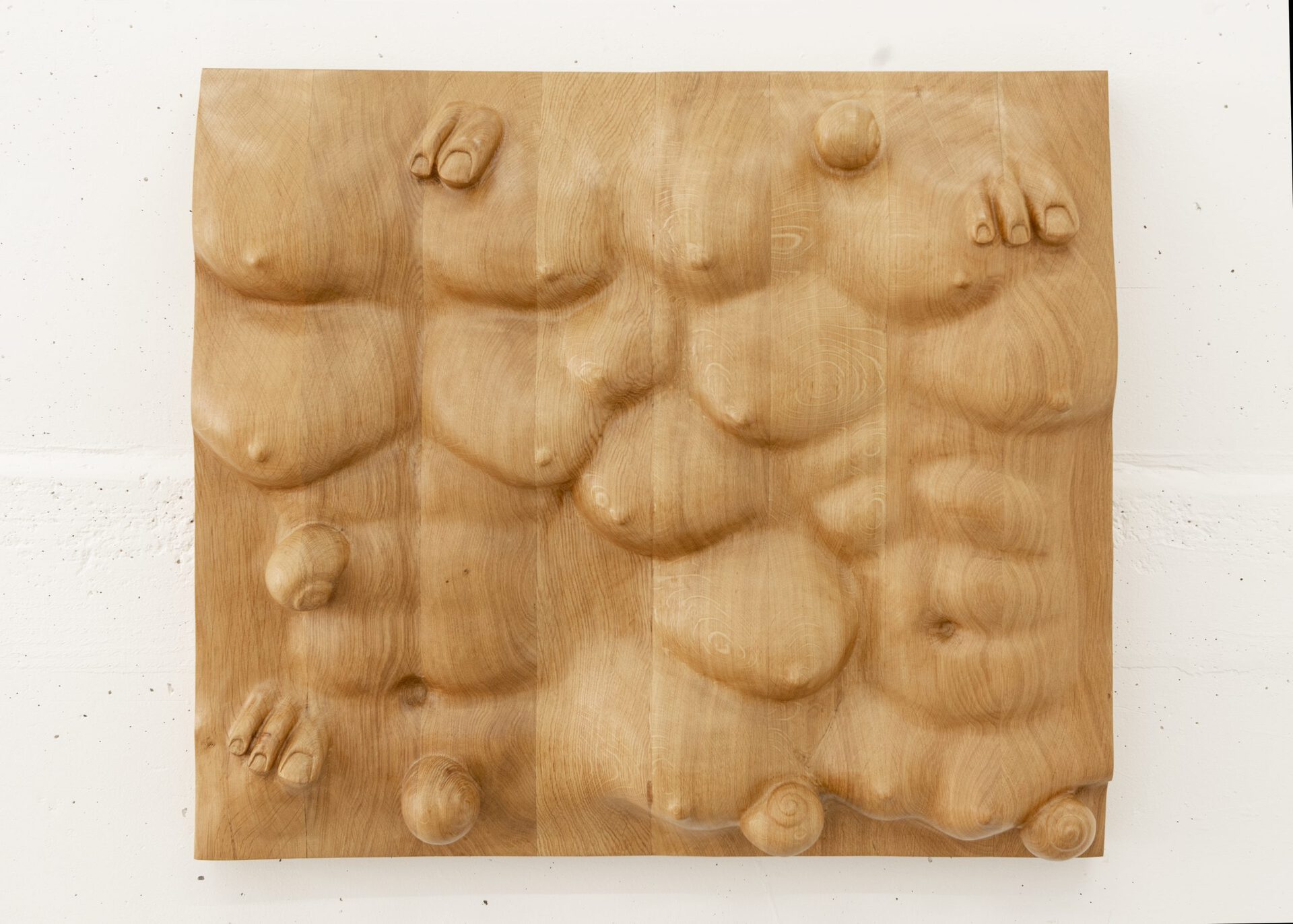 Daniel Dewar et Gregory Gicquel, Oak relief with body fragments and snails, 2019 oak