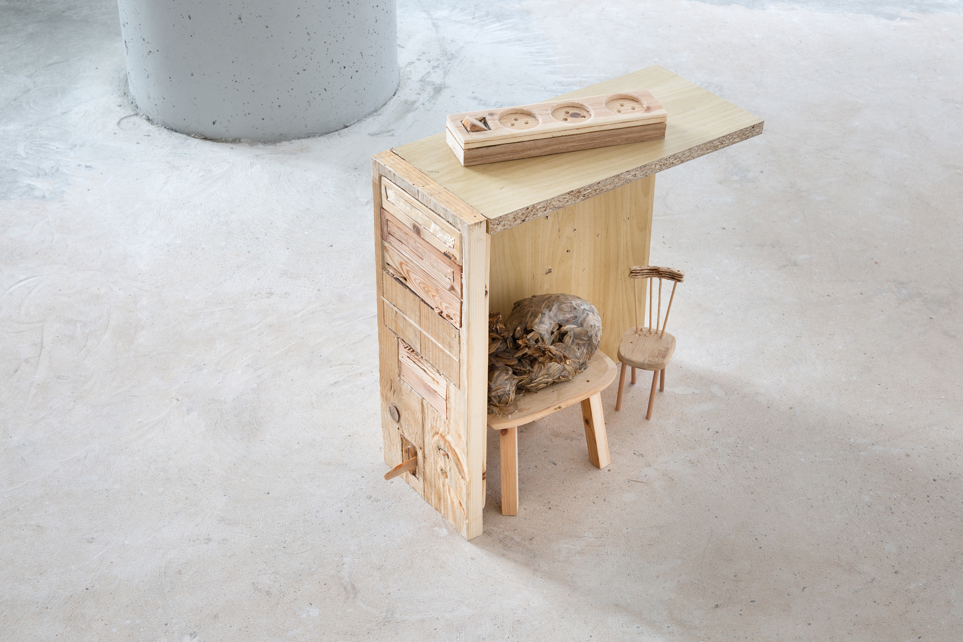 Shay-Lee Uziel, Behind the Scenes, 2022 wood  Photo: Jens Franke Courtesy: The artist