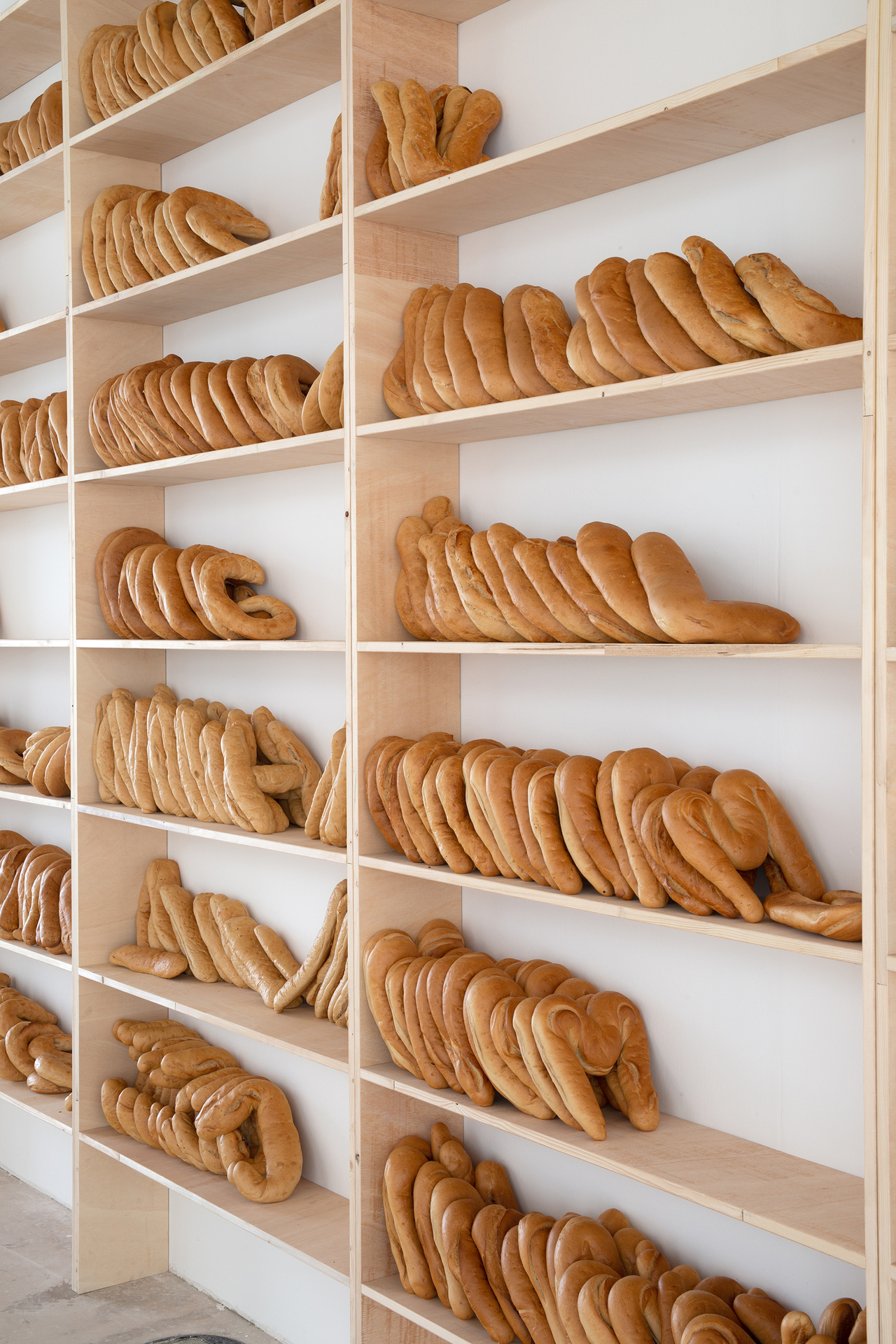 Uri Aran, Bread Library, 2020/22 wood, approx. 600 pieces of bread with special thanks to Bäckerei Beckmanns, Dortmund, Photo: Jens Franke Courtesy: The artist and Sadie Coles HQ