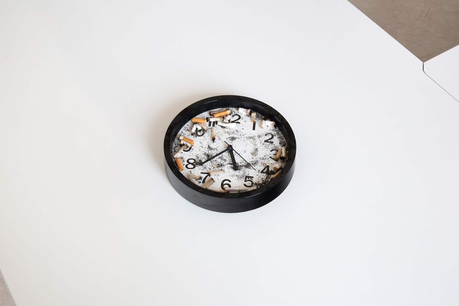 Lee Nevo, Dis-play (or the sexual and social anthology of the ejection Seat), 2021 clock, cigarettes  Photo: Jens Franke Courtesy: The artist