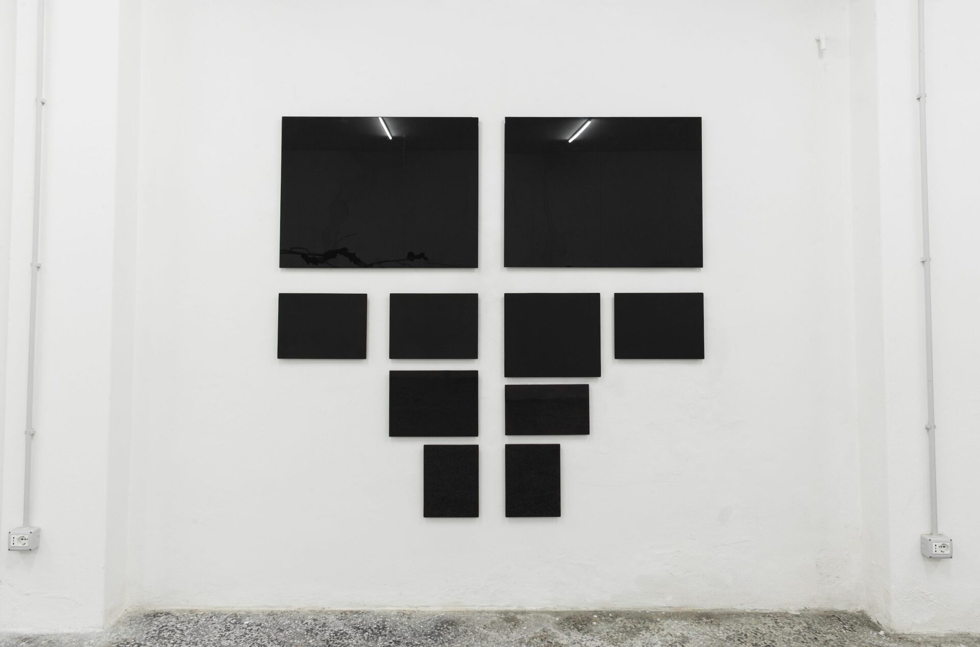 Lorenzo Montinaro, Lapidi,2022, opale nero, wood, variable dimensions