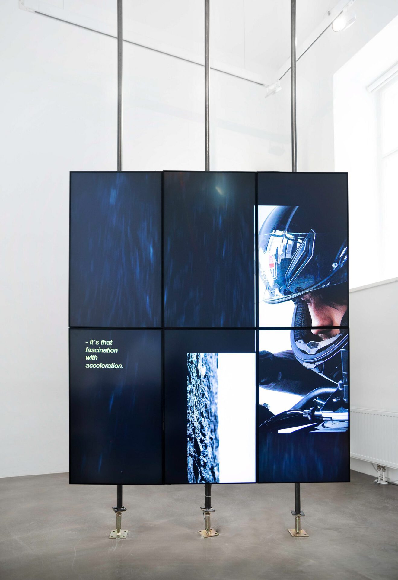 Kaja Clara Joo, ULTRAFRICTION (Wahre Halunken), 2022, Video- installation, 550 x 400 cm