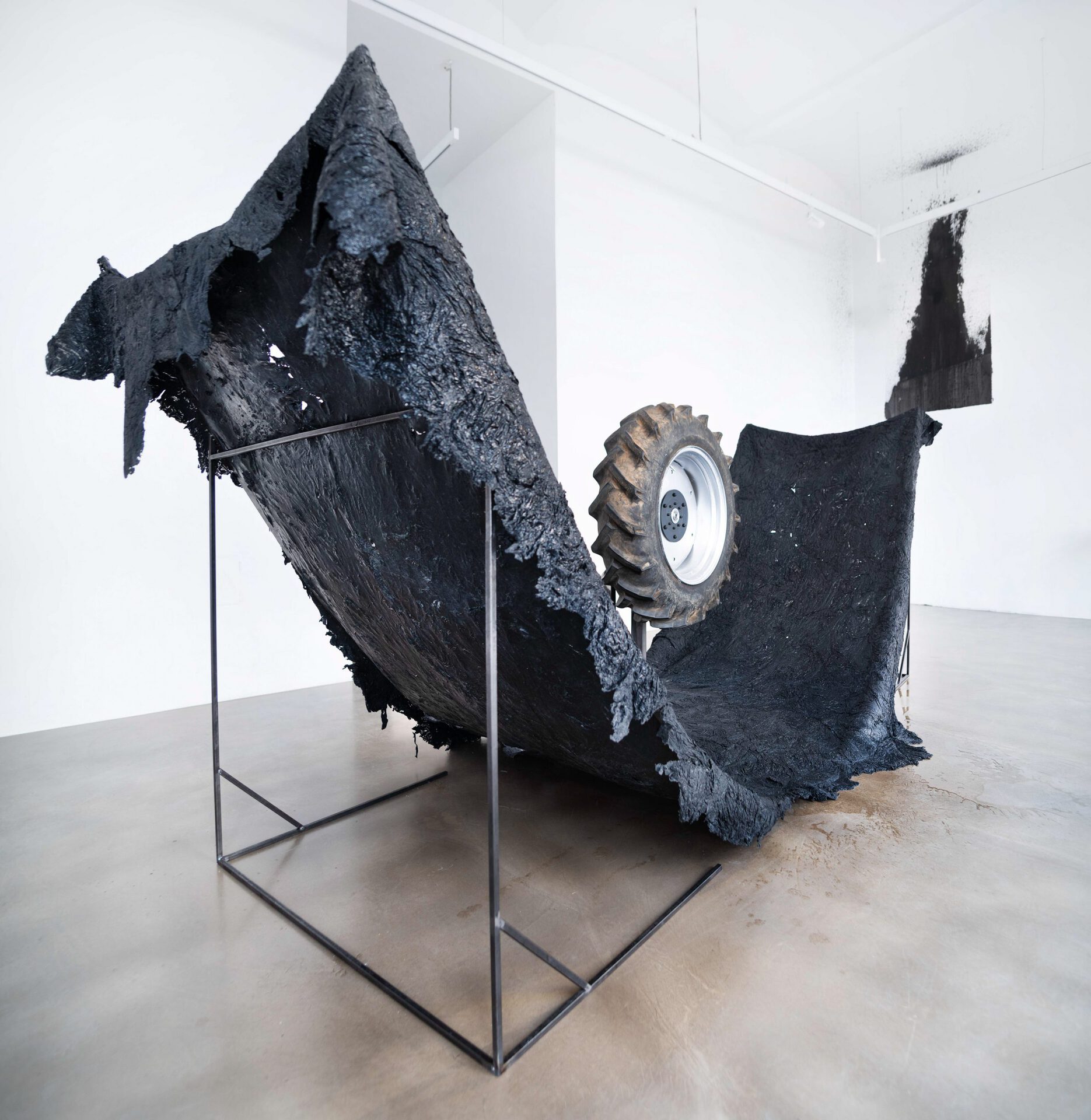 Kaja Clara Joo, PROSTHESIS (Stand der Dinge), 2022, Kinetic installation, 200 x 600 x 150 cm