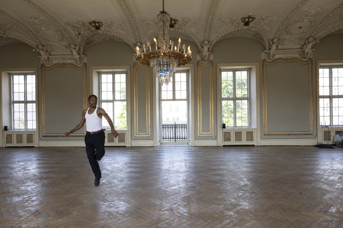 Alex Baczynski-Jenkins: Unending love, or love dies, on repeat like it’s endless, 2022. Performed by: Thomias Radin. Sound contributions: Zoi Michailova, Artistic advisor and sound mixed live by: Krzysztof Bagiński. Kunsthal Charlottenborg’s Copenhagen. Red Light Green Light, Intimacy, Desire and Tension (In the Realm of the Senses) curated by Charlotte Sprogøe at Copenhagen Music house. Photos Jan Søndergaard.