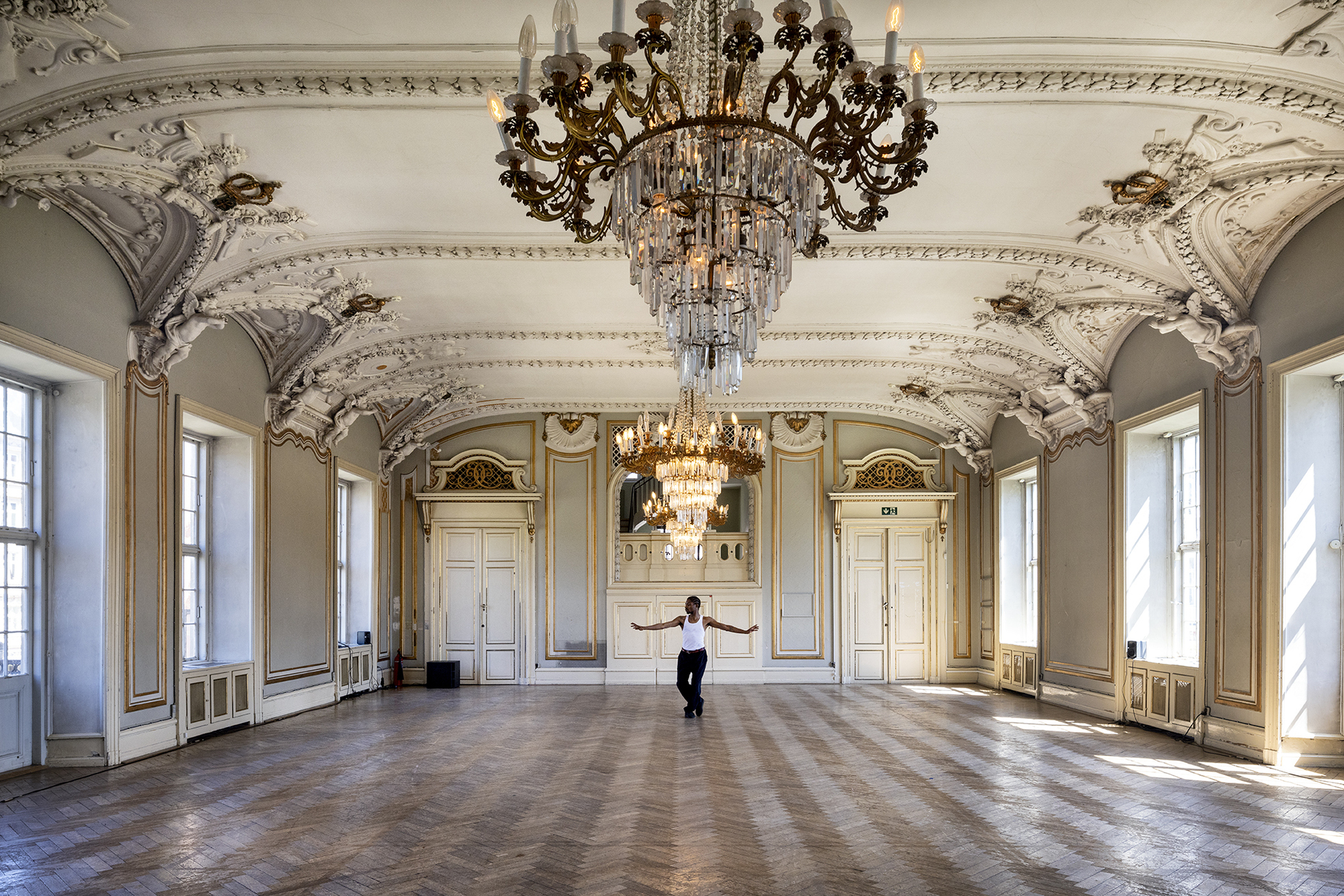 Alex Baczynski-Jenkins: Unending love, or love dies, on repeat like it’s endless, 2022. Performed by: Thomias Radin. Sound contributions: Zoi Michailova, Artistic advisor and sound mixed live by: Krzysztof Bagiński. Kunsthal Charlottenborg’s Copenhagen. Red Light Green Light, Intimacy, Desire and Tension (In the Realm of the Senses) curated by Charlotte Sprogøe at Copenhagen Music house. Photos Jan Søndergaard.