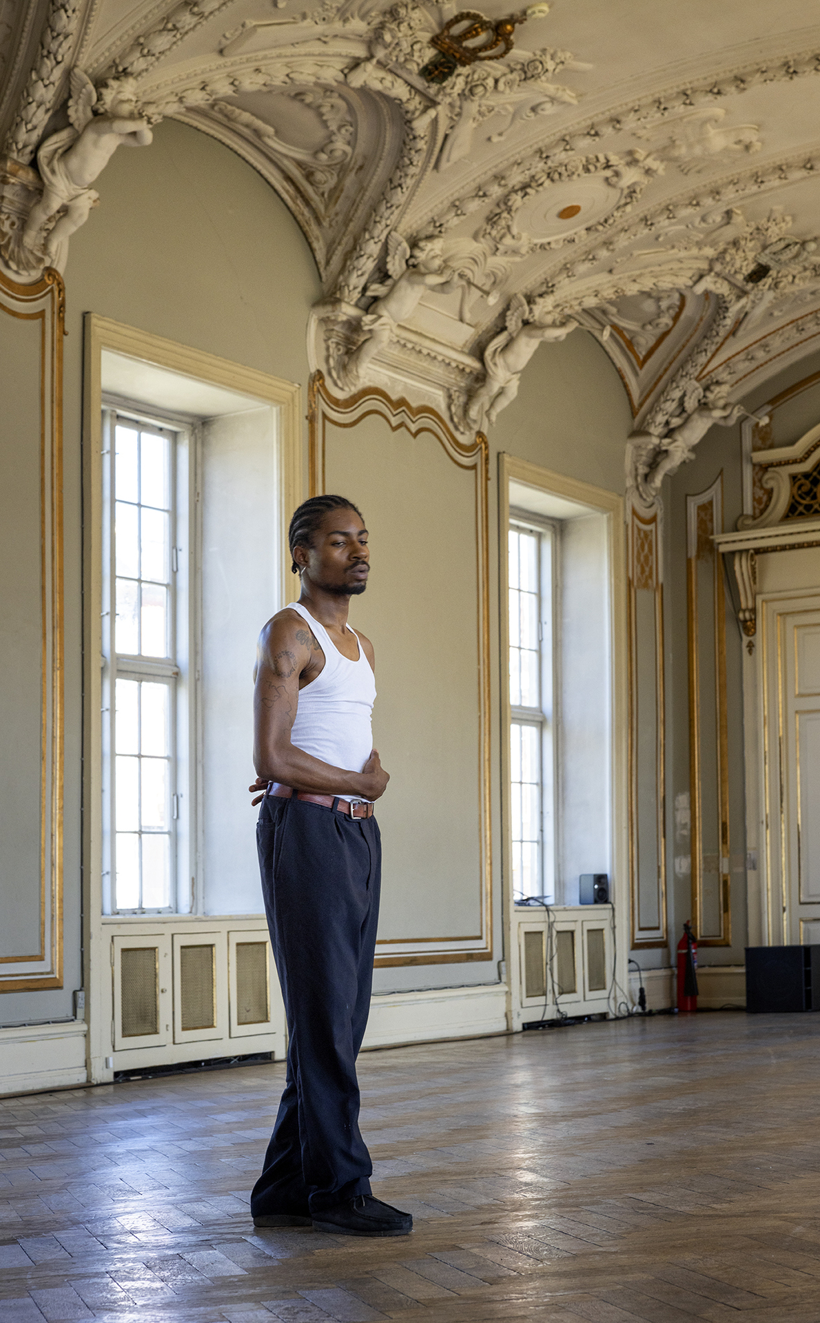 Alex Baczynski-Jenkins: Unending love, or love dies, on repeat like it’s endless, 2022. Performed by: Thomias Radin. Sound contributions: Zoi Michailova, Artistic advisor and sound mixed live by: Krzysztof Bagiński. Kunsthal Charlottenborg’s Copenhagen. Red Light Green Light, Intimacy, Desire and Tension (In the Realm of the Senses) curated by Charlotte Sprogøe at Copenhagen Music house. Photos Jan Søndergaard.