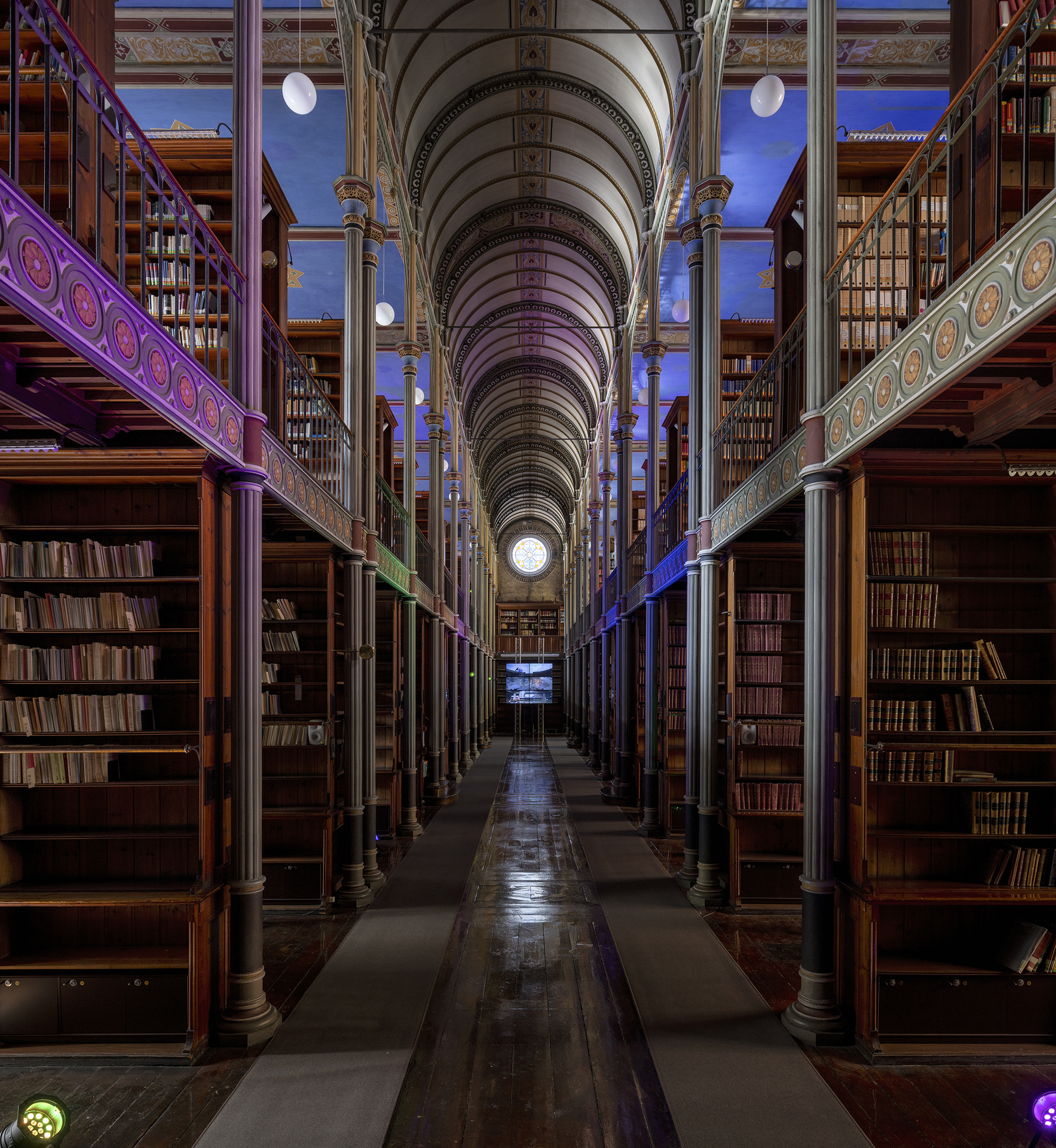Cecilia Bengolea, “Deary Steel”, 2022. Dancers: Caroline Maquignon, Mathis Nour, Magdalen Wood. Kunsthal Charlottenborg’s Copenhagen. Red Light Green Light, Intimacy, Desire and Tension (In the Realm of the Senses) curated by Charlotte Sprogøe. Originally commissioned by Esch2022 – European Capital of Culture and Mudam Luxembourg. Photos Jan Søndergaard.