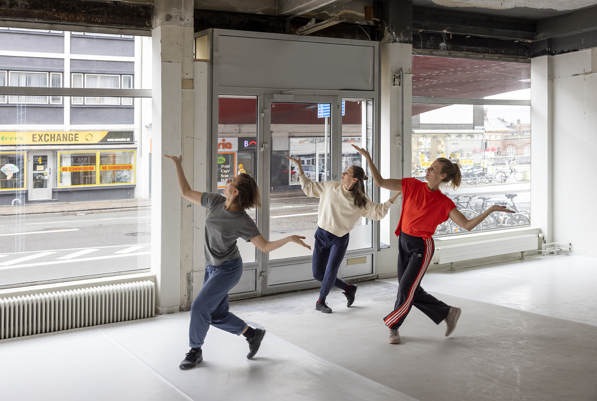 Cally Spooner On Stagnation (rehearsal), 2022. Performers: Maggie Segale & Sanna Blennow. Kunsthal Charlottenborg’s off-site Copenhagen. Red Light Green Light, Intimacy, Desire and Tension (In the Realm of the Senses) curated by Charlotte Sprogøe. Photos Jan Søndergaard.