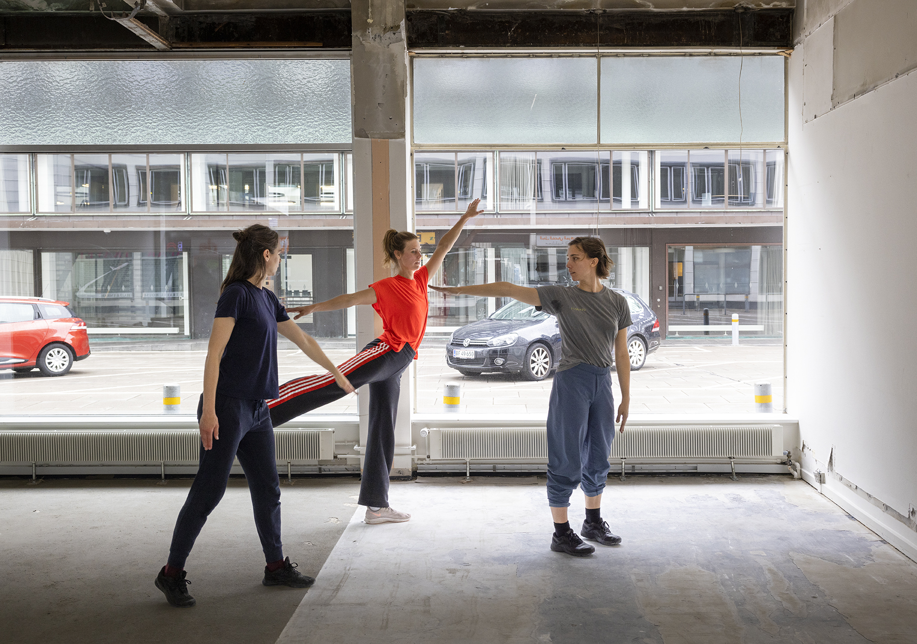 Cally Spooner On Stagnation (rehearsal), 2022. Performers: Maggie Segale & Sanna Blennow. Kunsthal Charlottenborg’s off-site Copenhagen. Red Light Green Light, Intimacy, Desire and Tension (In the Realm of the Senses) curated by Charlotte Sprogøe. Photos Jan Søndergaard.