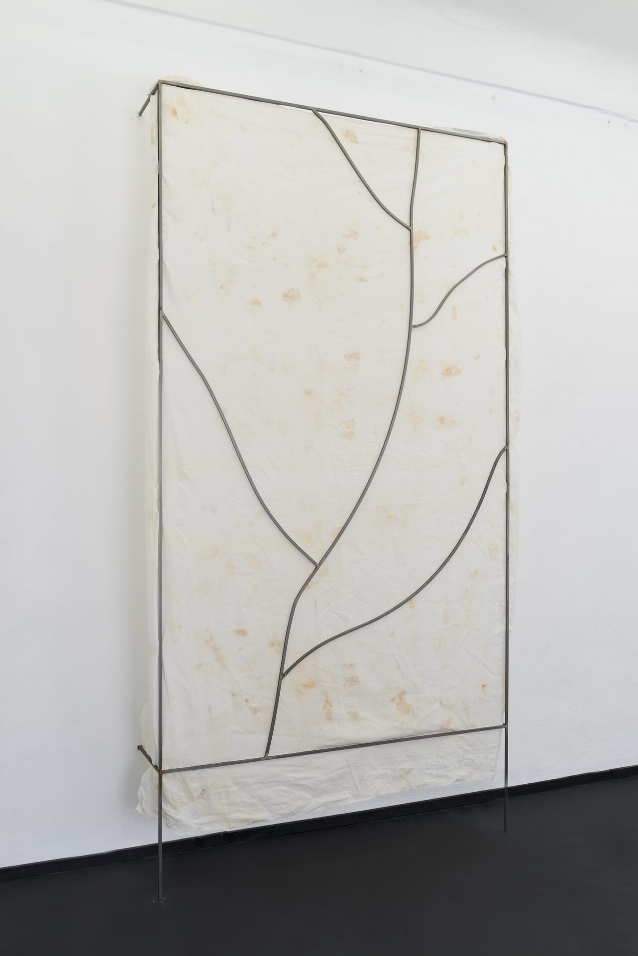 Edita Štrajtová & Barbora Volfová – Walls (2021), steel, linen dyed with flowers, 300 x 154 x 41 cm