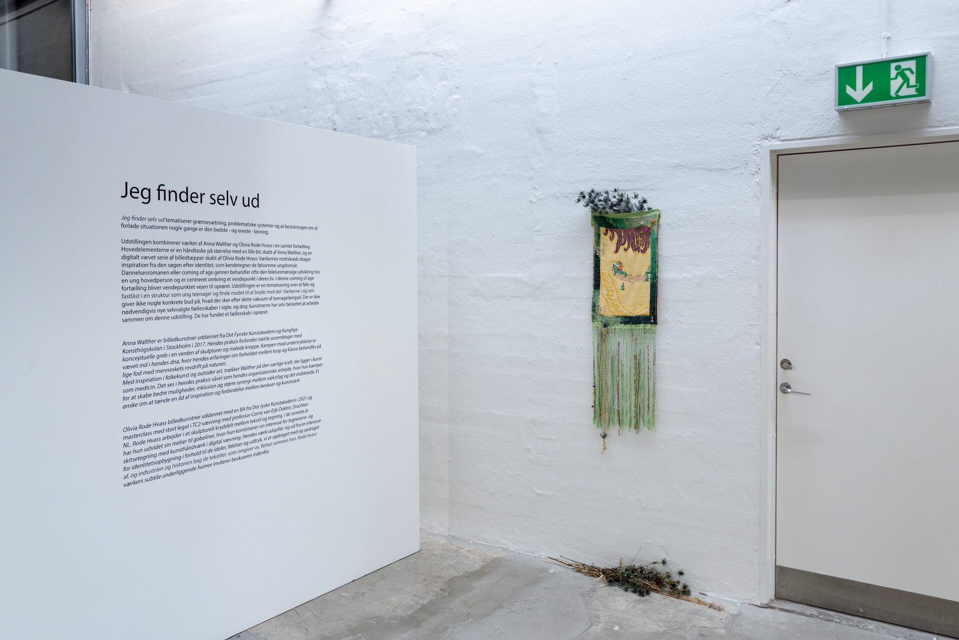 Left: Wall Text (Lotte Løvholm) Right: Tapestry by Olivia Rode Hvass