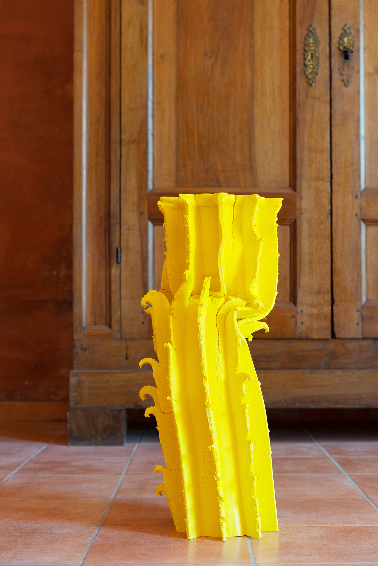 Anton Alvarez, "0109211135", 2021 (Coloured porcelain, 69 x 33 x 28 cm).