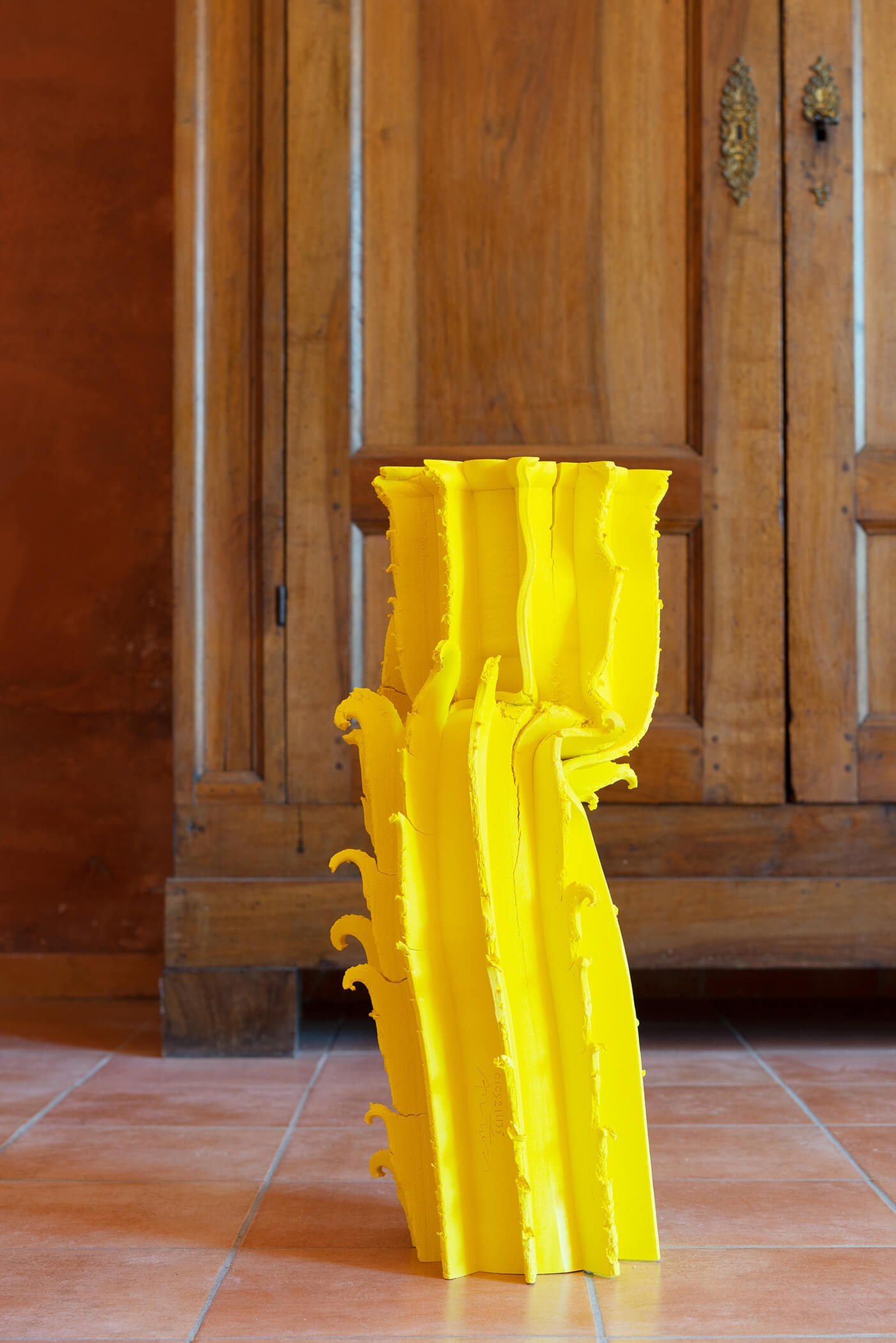 Anton Alvarez, "0109211135", 2021 (Coloured porcelain, 69 x 33 x 28 cm).