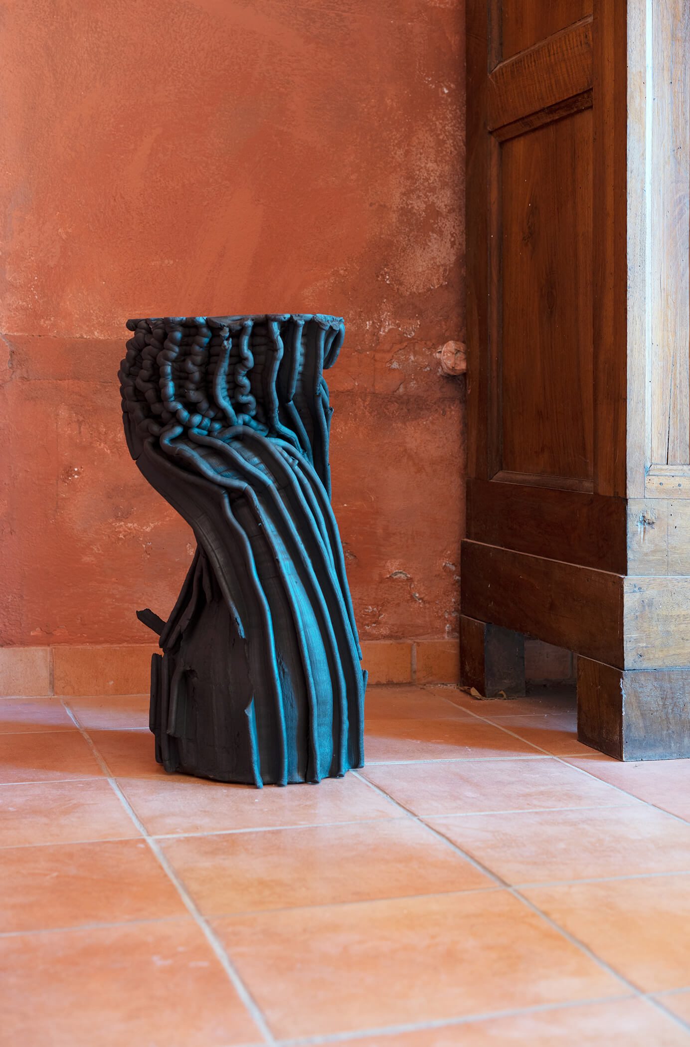 Anton Alvarez, "2105181800", 2018 (Ceramic, 57 x 37 x 29 cm).