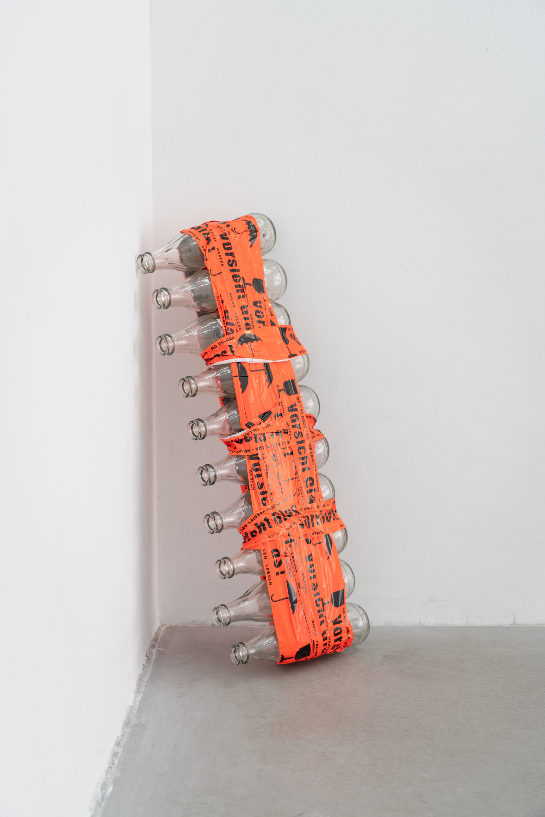 Tim Plamper, „Snake Charmer II“, 2021, Coke bottles, wood and packaging tape, 60 × 22,5 × 6 cm