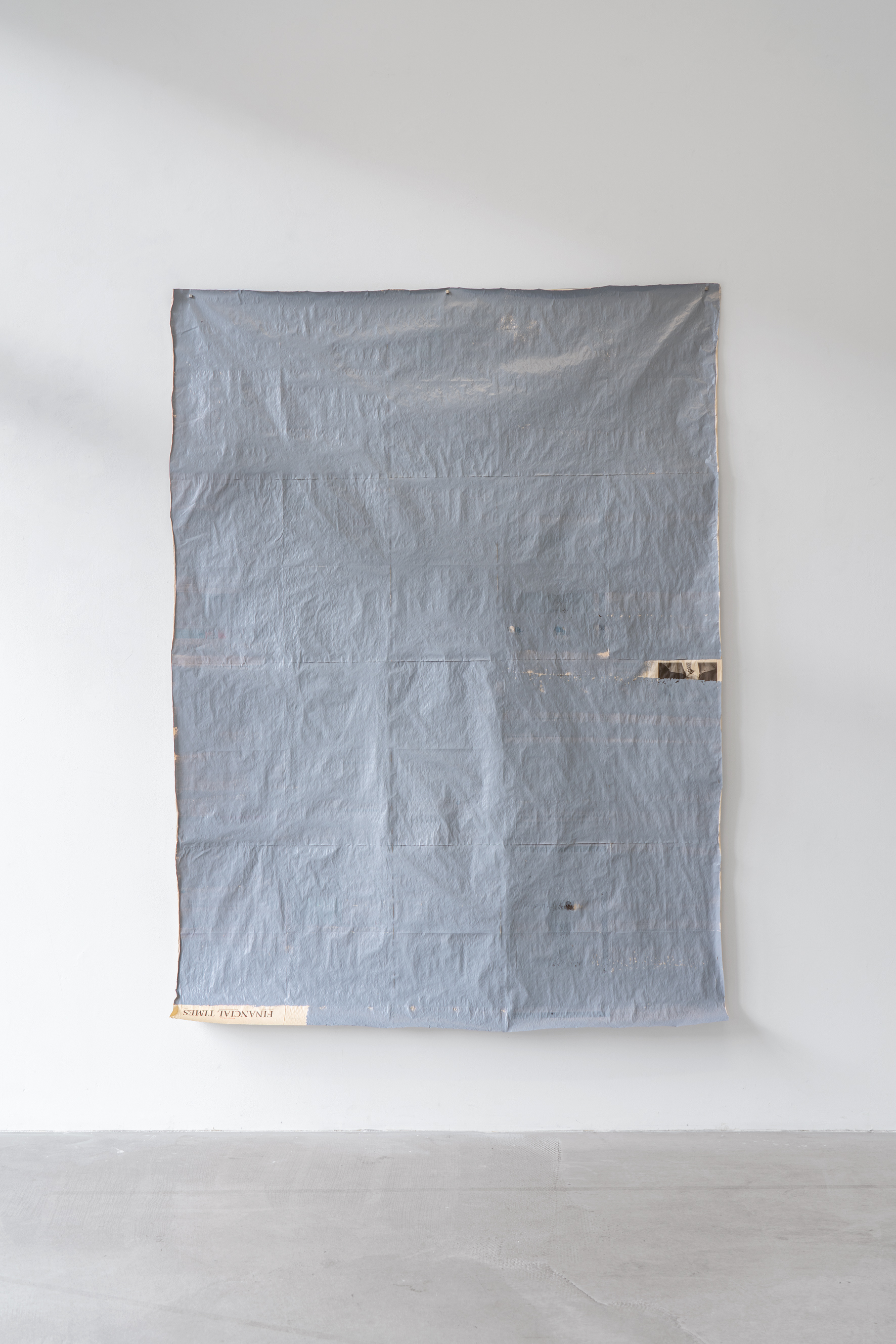 Tim Plamper, „Financial Times“, 2019, floor paint on newspaper, 217 x 160 cm