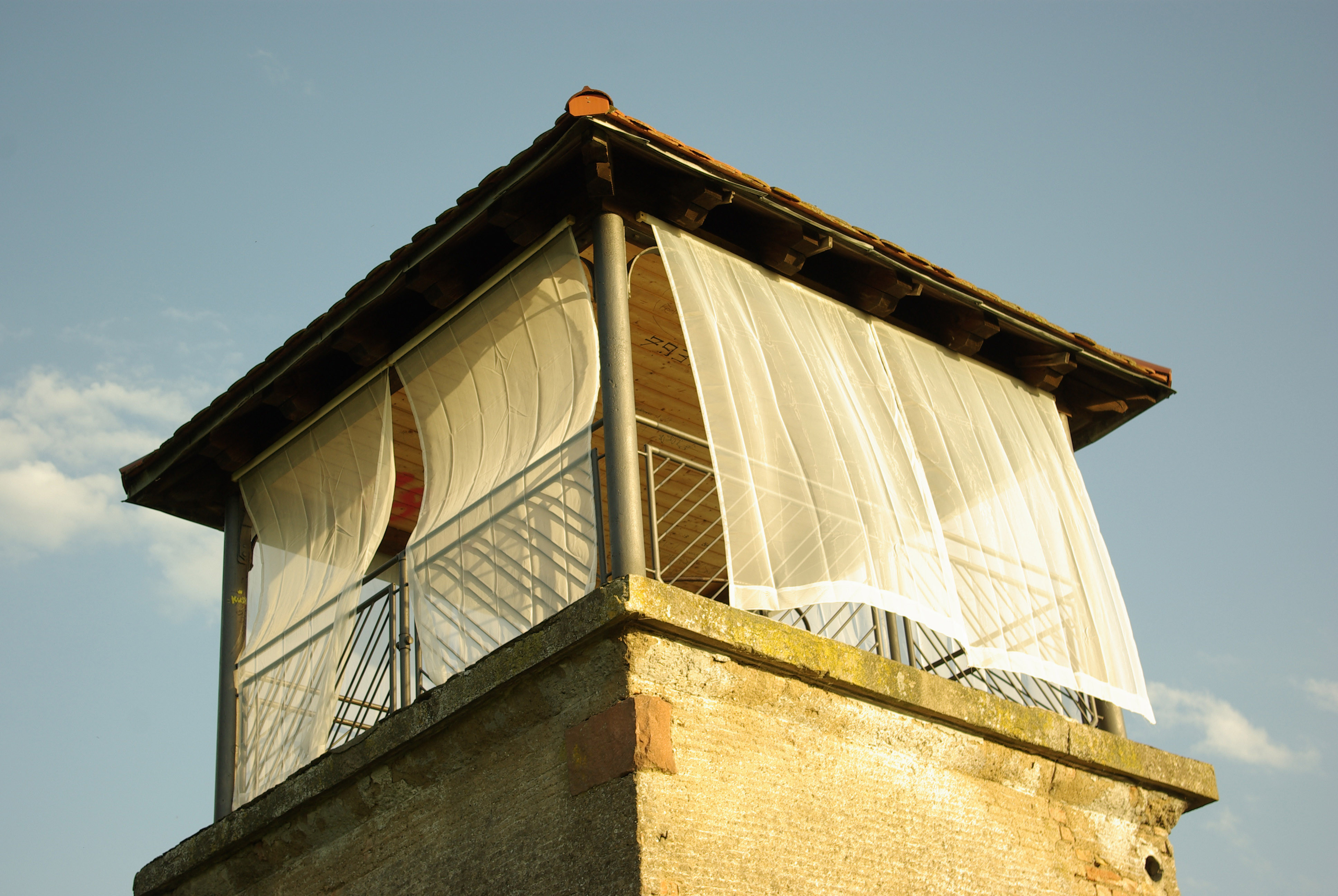 Ramòn Graefenstein, Babylon als Ebene, 2022, recyceltes Polyestergewebe, Blei, Holz (Detail)