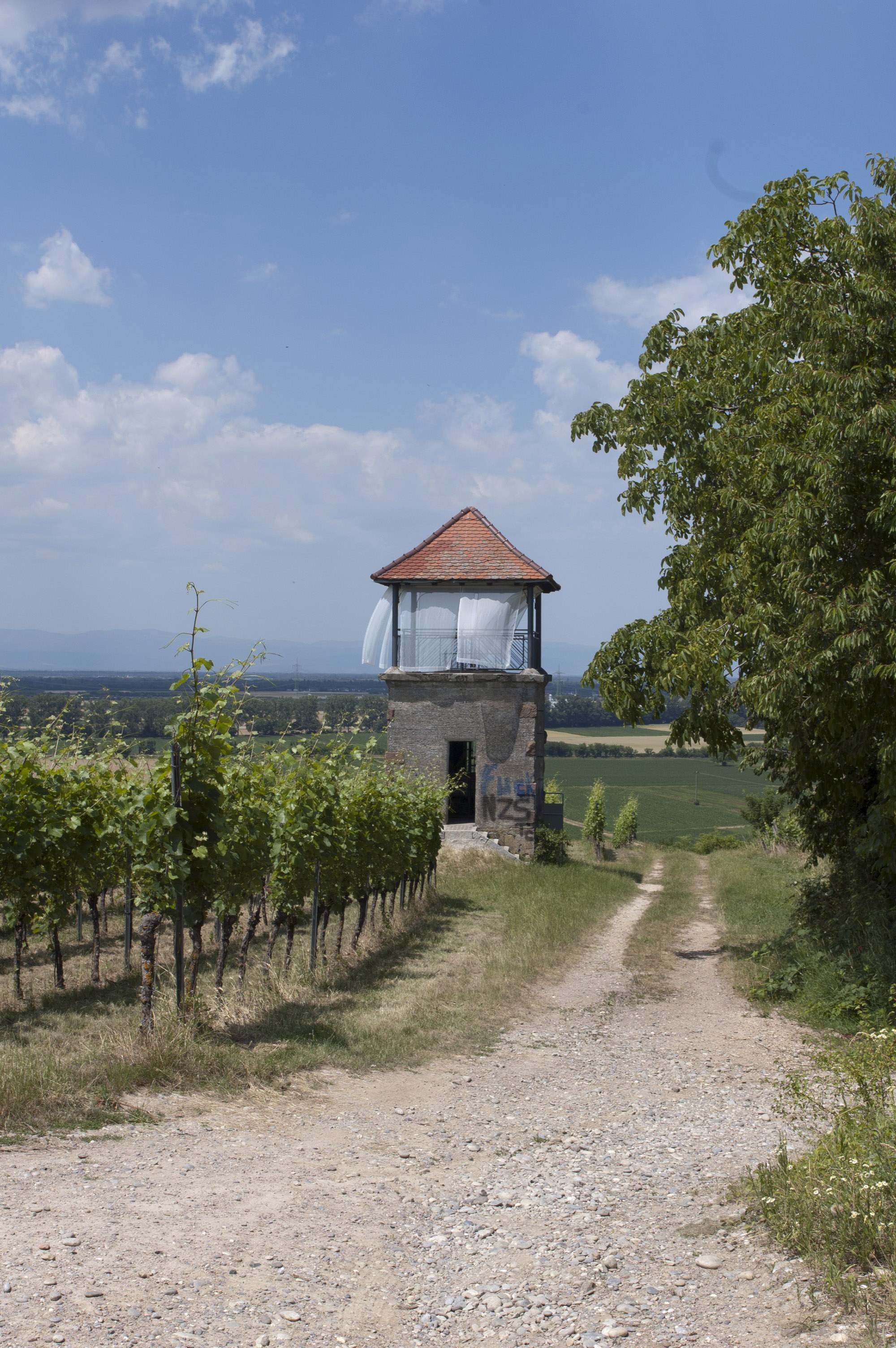 Ramòn Graefenstein, Babylon als Ebene, 2022, recyceltes Polyestergewebe, Blei, Holz