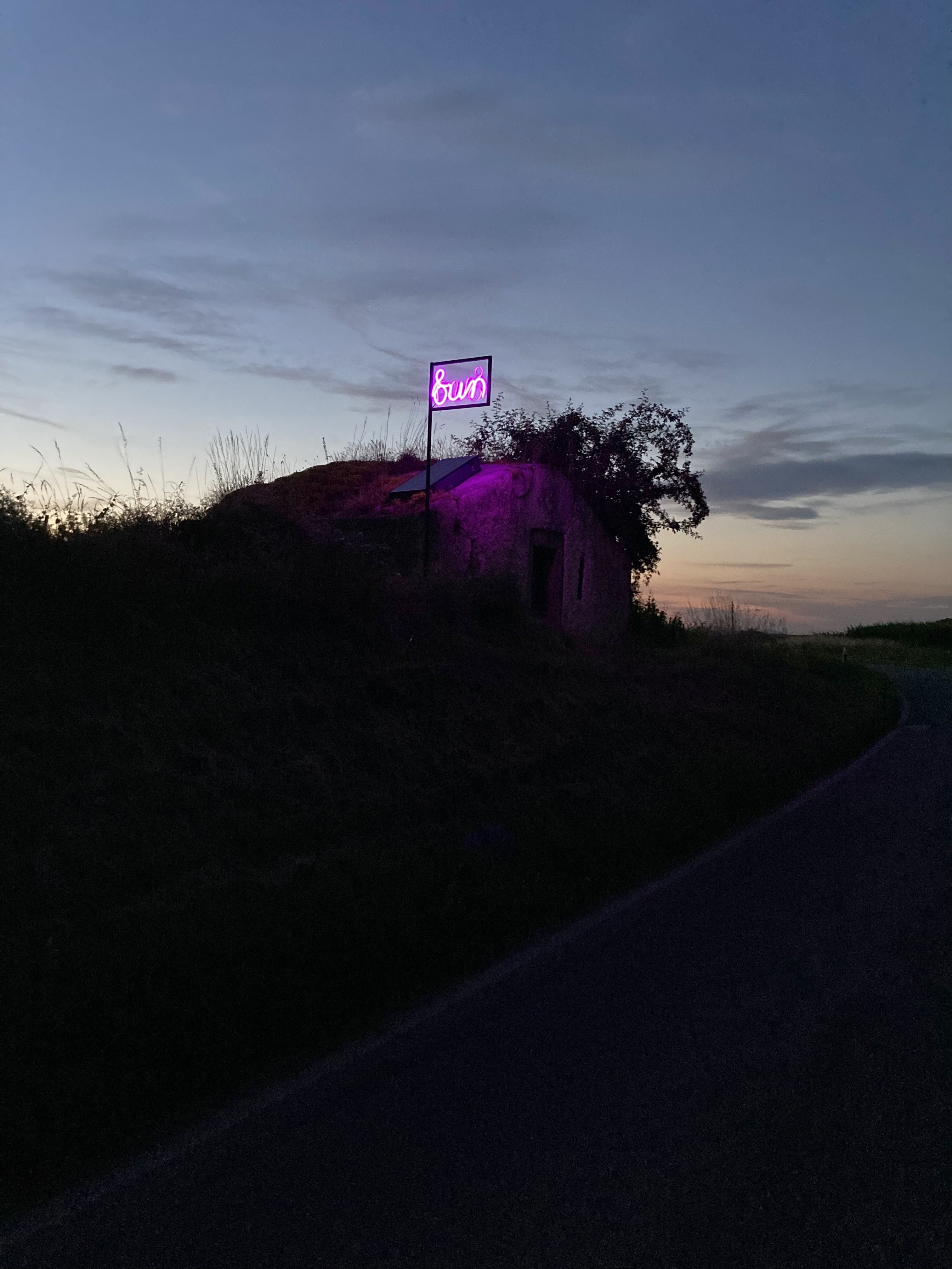 Ramòn Graefenstein, Narziss, 2022, Acrylglas, LED-Leuchtschrift, Aluminium, autarke Energieversorgung, Lux Sensor