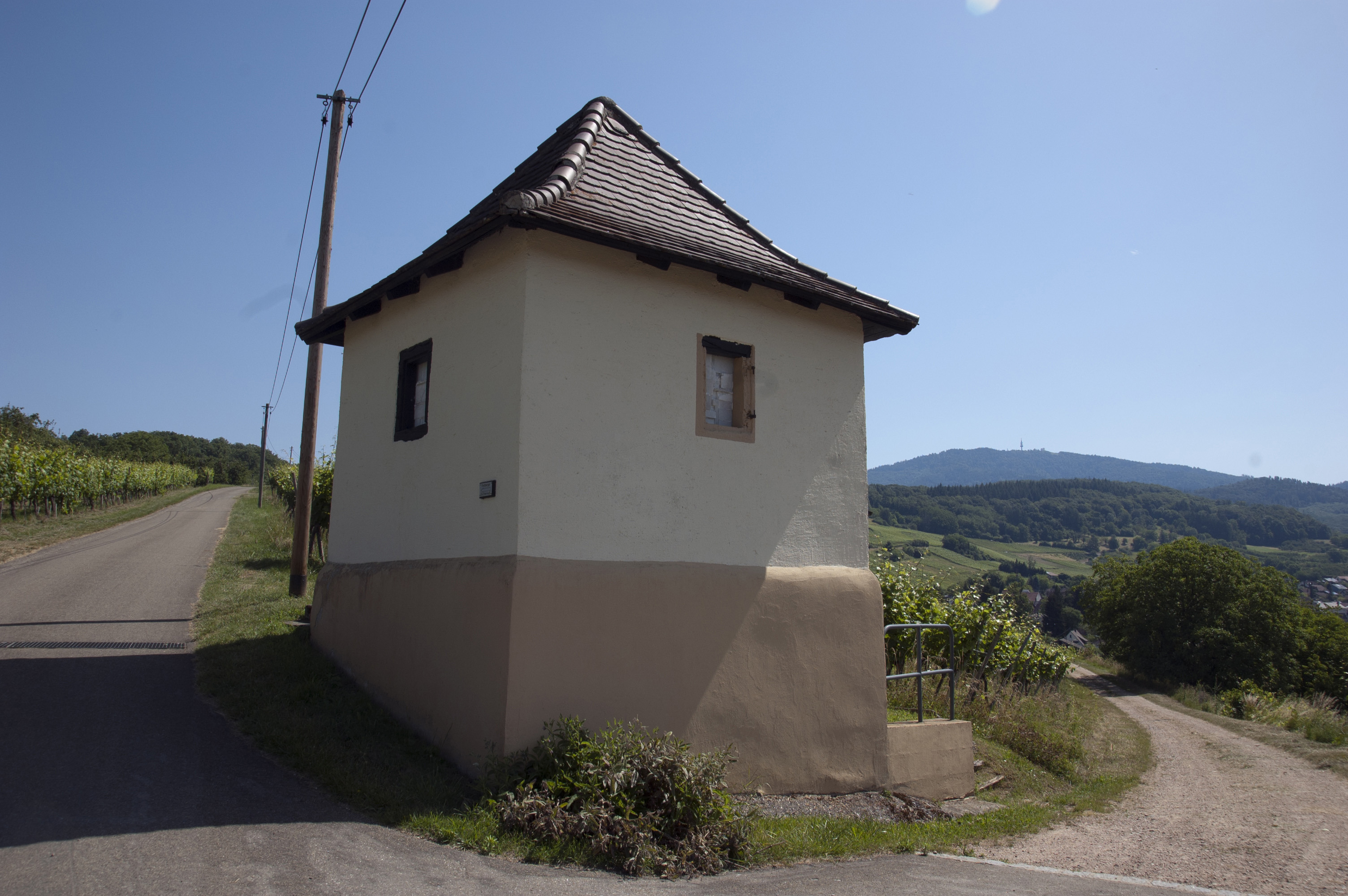 David Semper, Finestra, 2022, Alabasterverschnitt, Putz