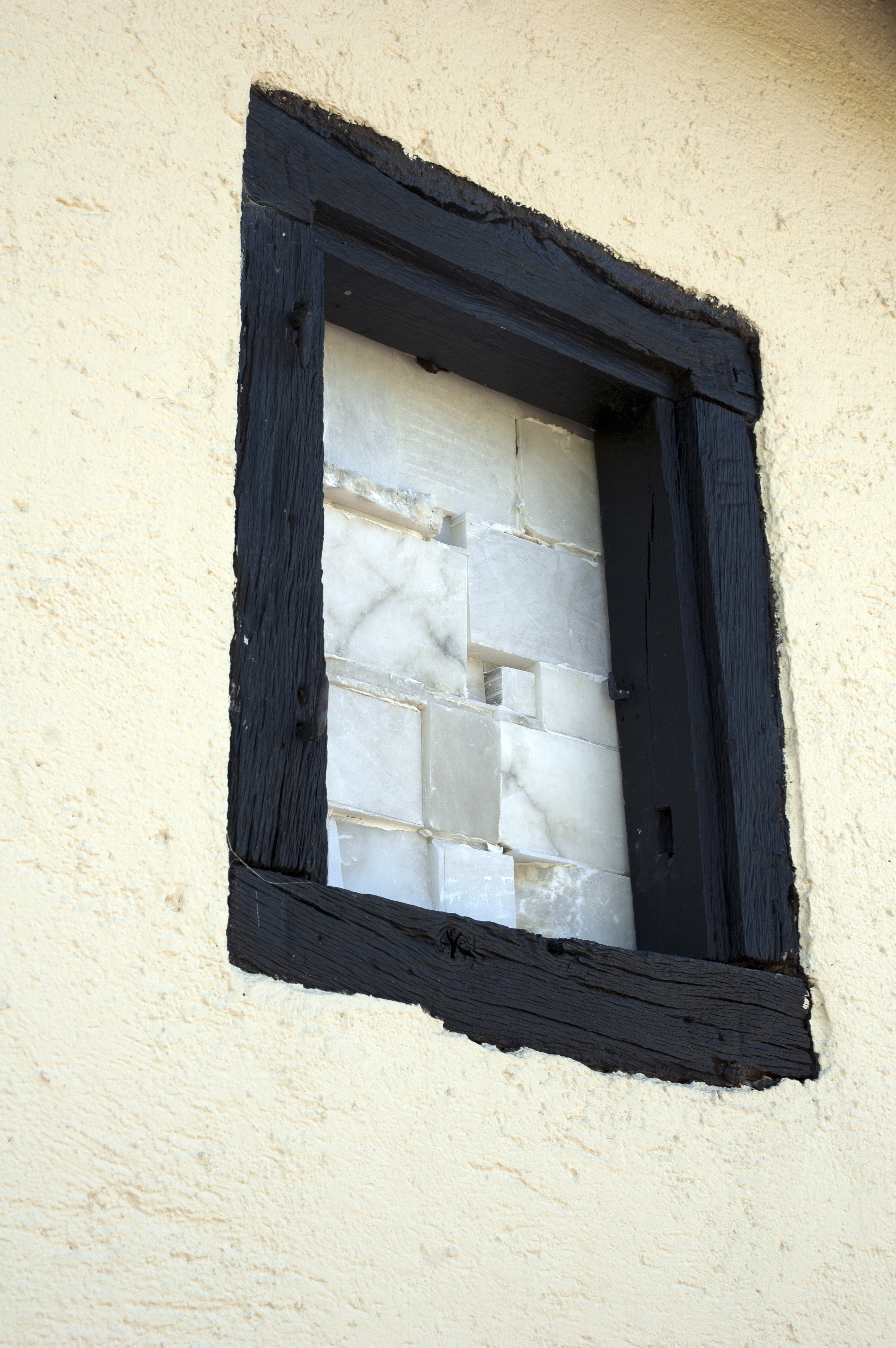 David Semper, Finestra, 2022, Alabasterverschnitt, Putz (Detail 1)