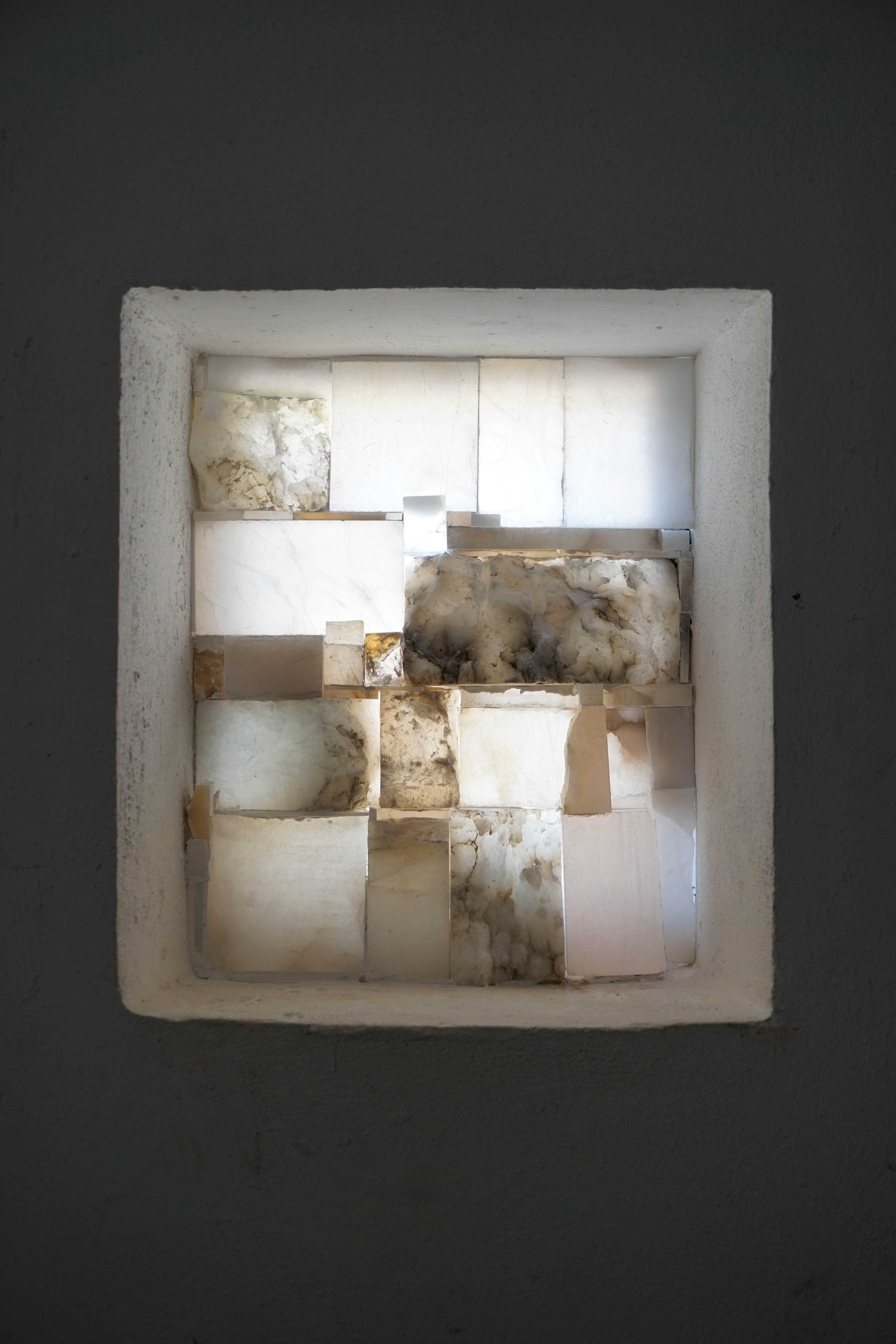 David Semper, Finestra, 2022, Alabasterverschnitt, Putz (Detail 2)