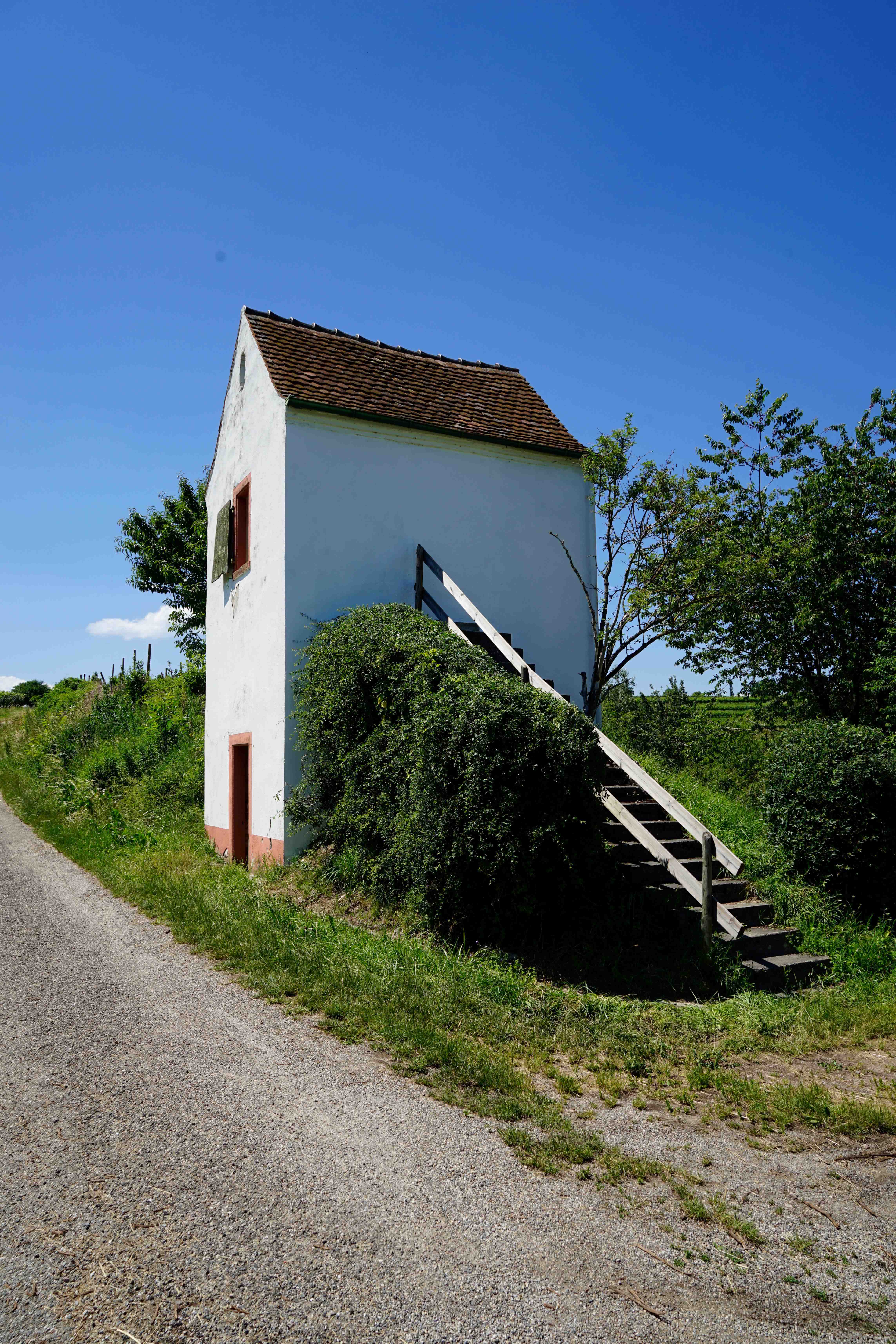 David Semper, Luftzug, 2022, Mauersteine, Putz, Wandfarbe