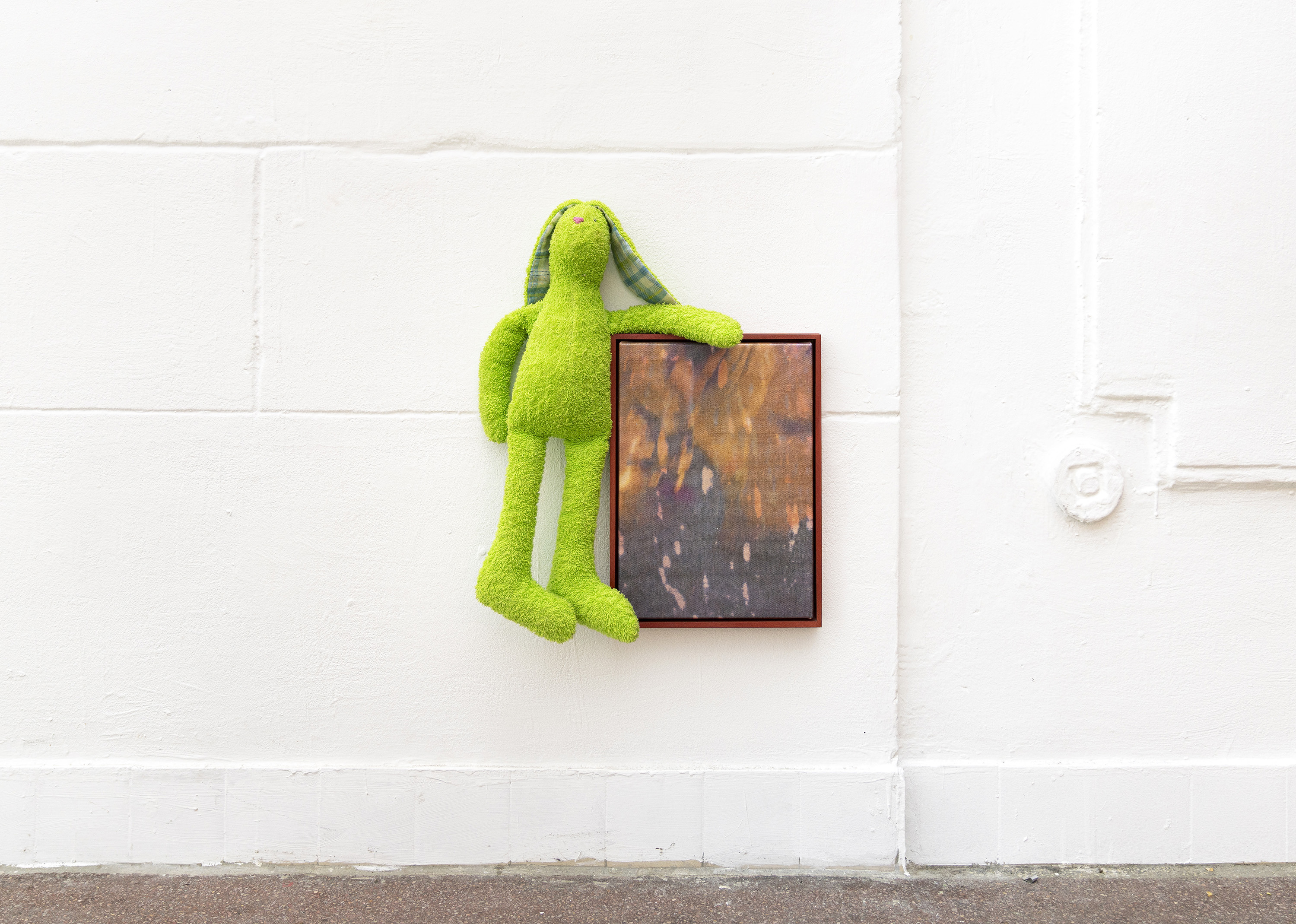 Lukas Matuschek: i*0312 with green plush rabbit, 2022, div. printer ink, acrylic medium, lacquer on canvas, acryl on limewood