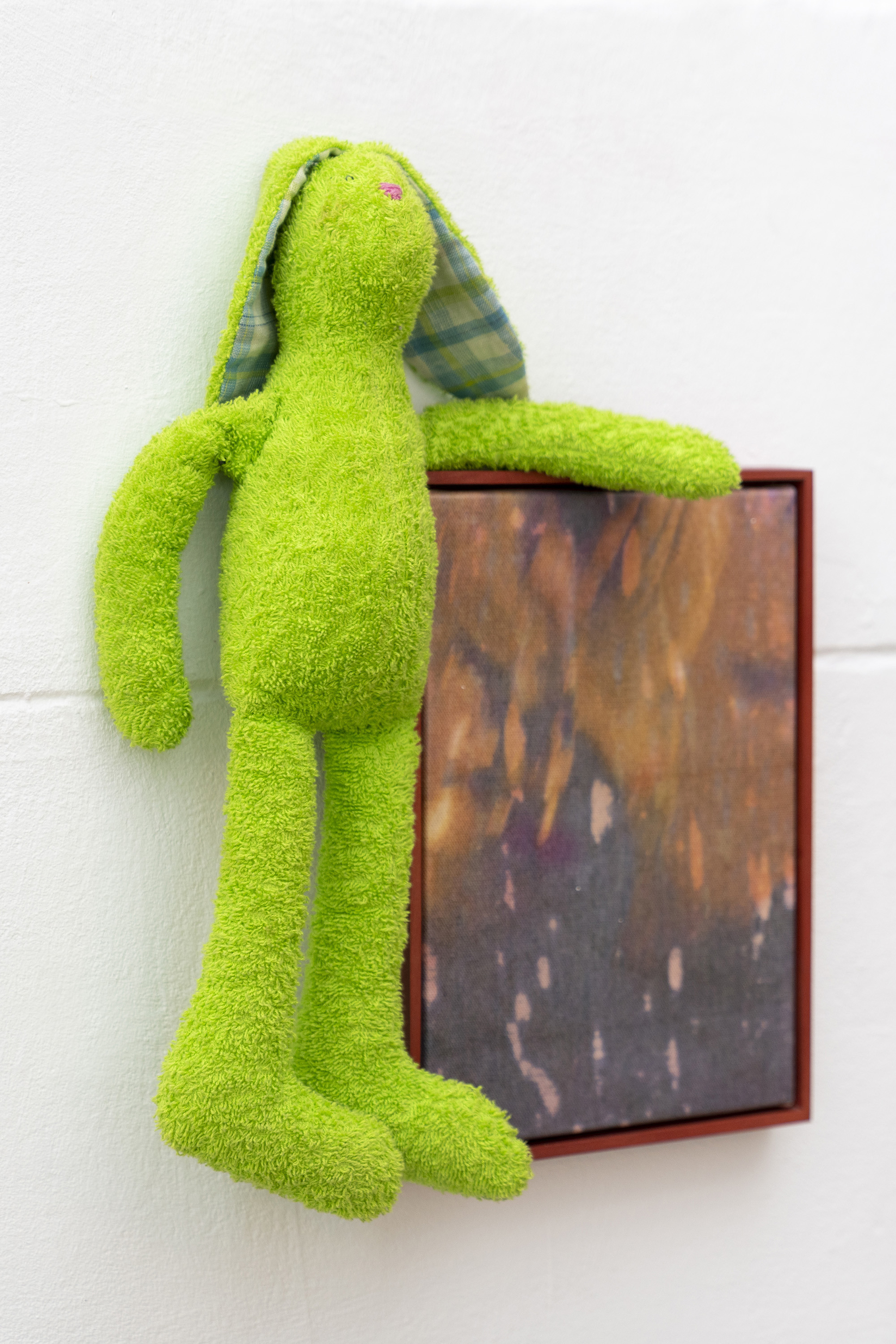 Lukas Matuschek: i*0312 with green plush rabbit, 2022, div. printer ink, acrylic medium, lacquer on canvas, acryl on limewood, detail