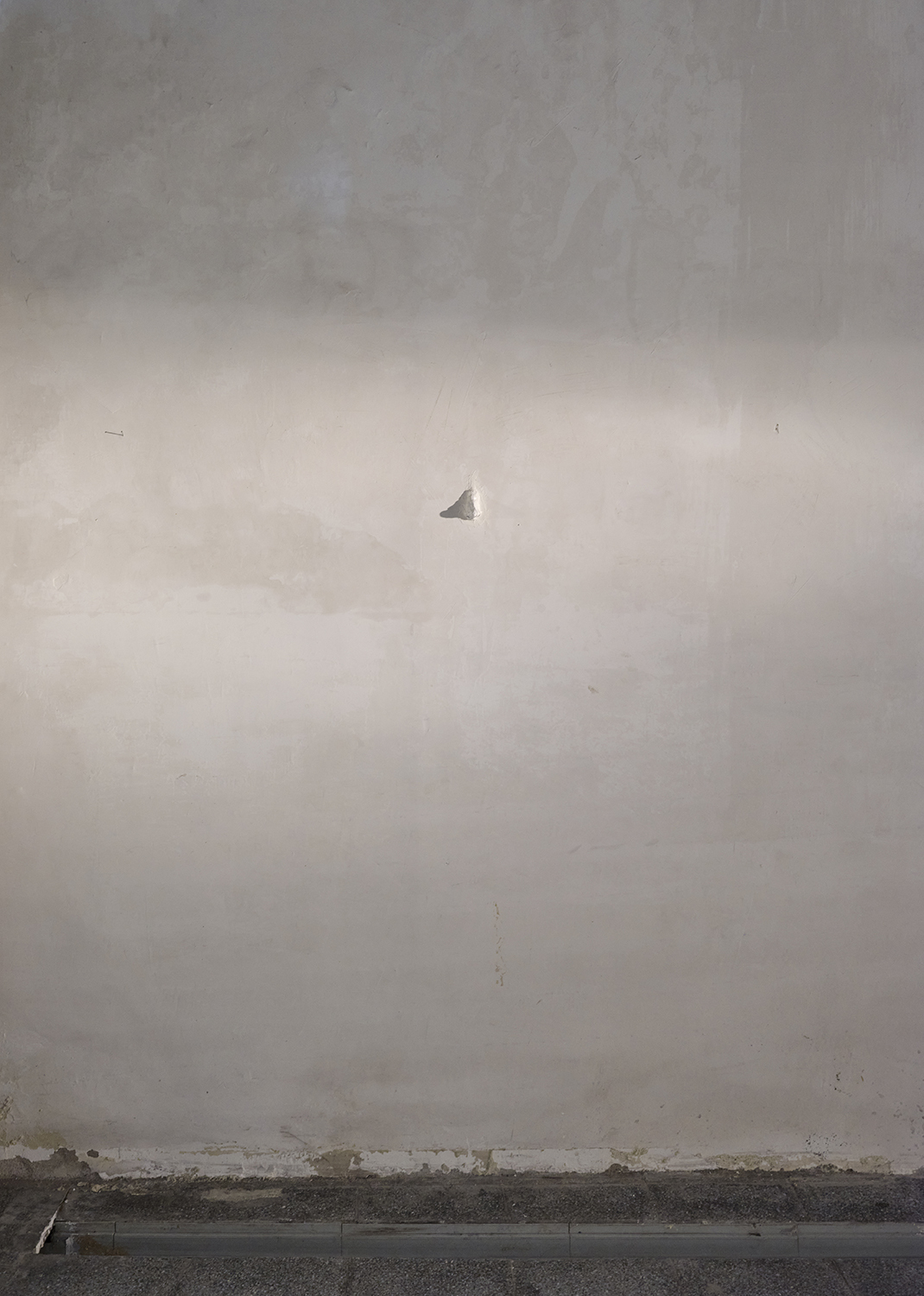 Ian Waelder. A nose is a nose is a nose, 2022. Silk-clay ©, acrylic paint and putty on wall. 4 x 7 x 3,5 cm.